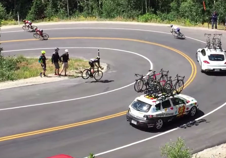 A violenta colisão de um ciclista contra um veículo [vídeo]