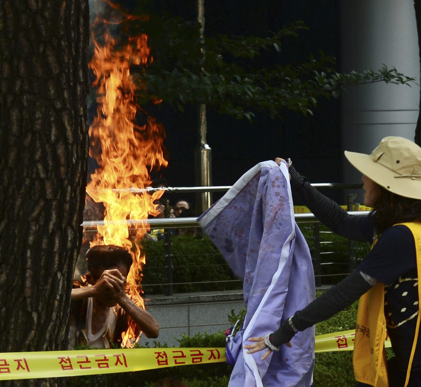 Seul. Homem imola-se pelo fogo durante protesto