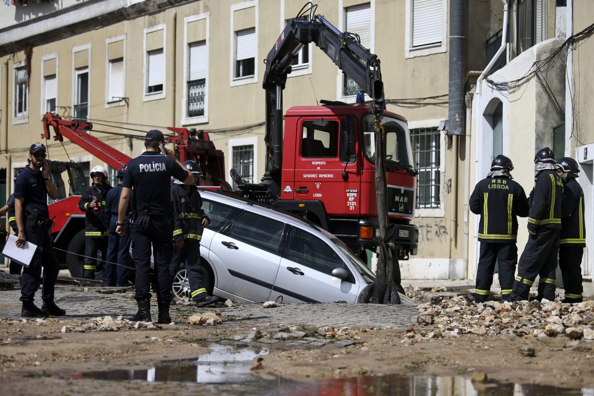Inundação em Alcântara arrasta automóveis [fotos]