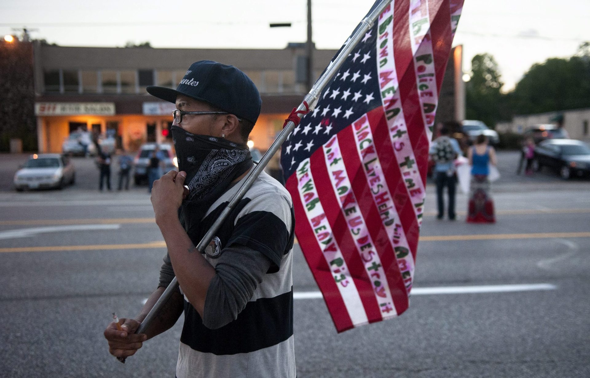 Ferguson (EUA) prolonga estado de emergência por 24 horas