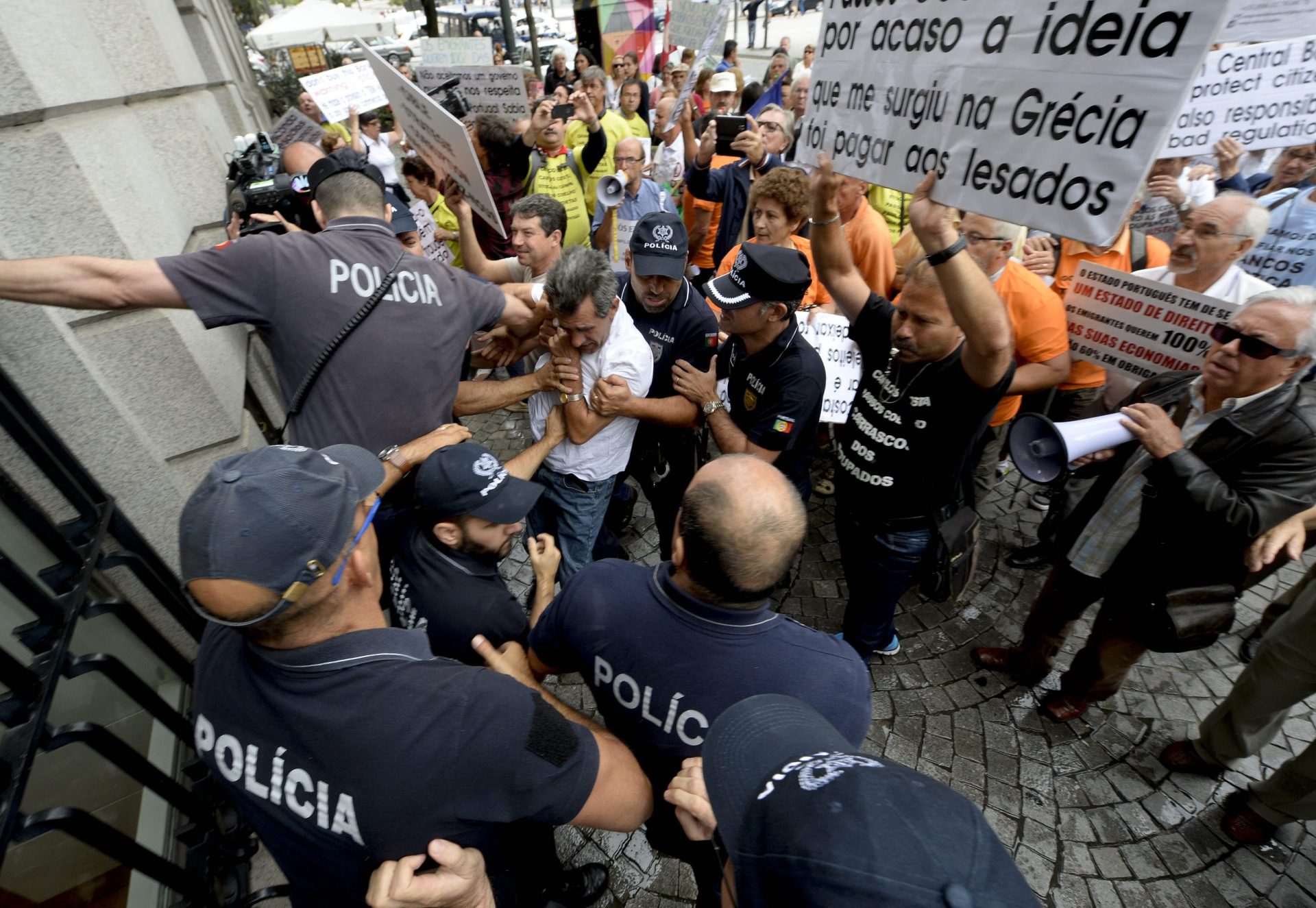 BES. Mais de 100 lesados gritam ‘gatunos, gatunos’ em manifestação no Porto