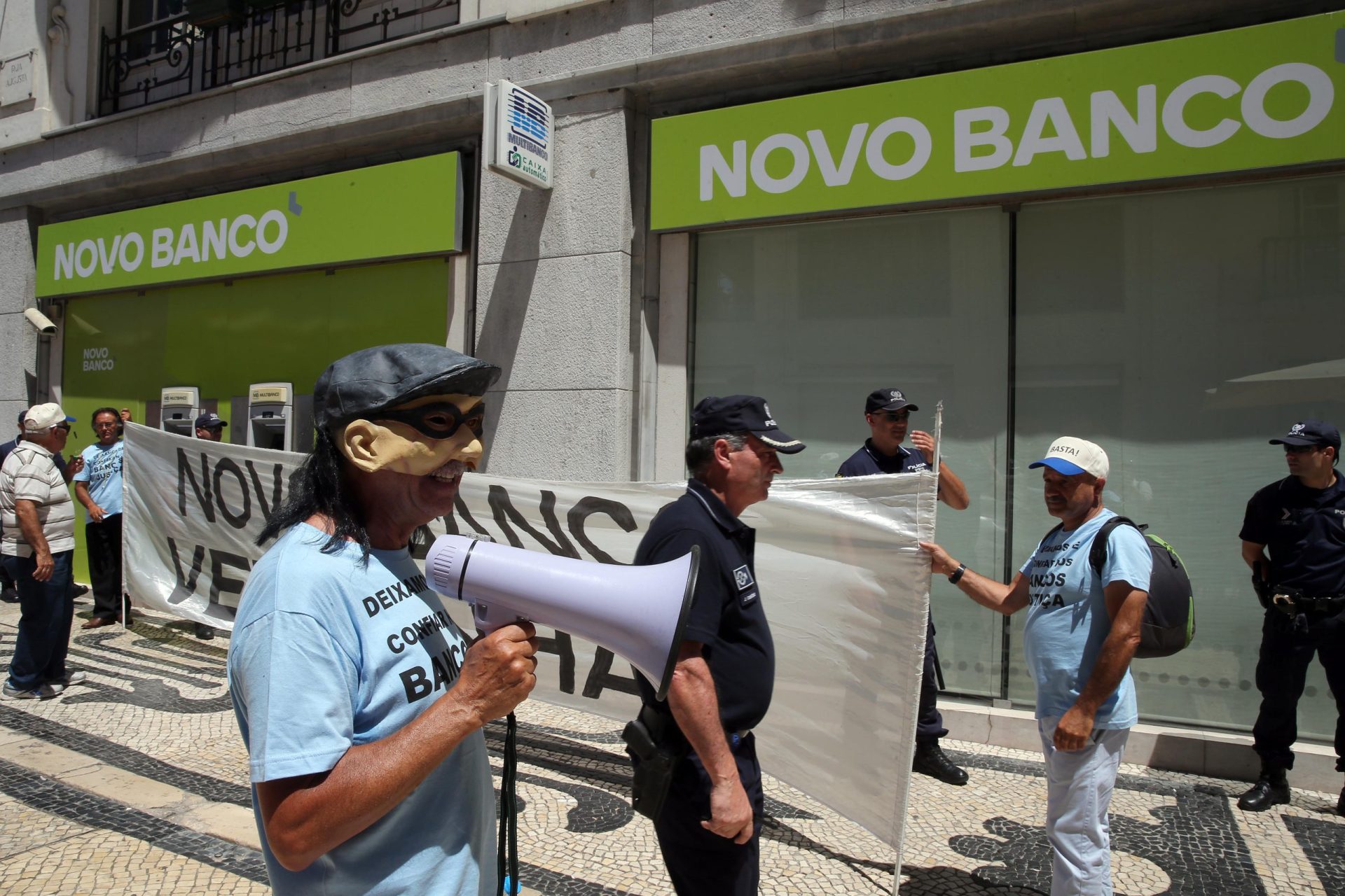 Novo Banco chega a acordo com dois de sete mil emigrantes