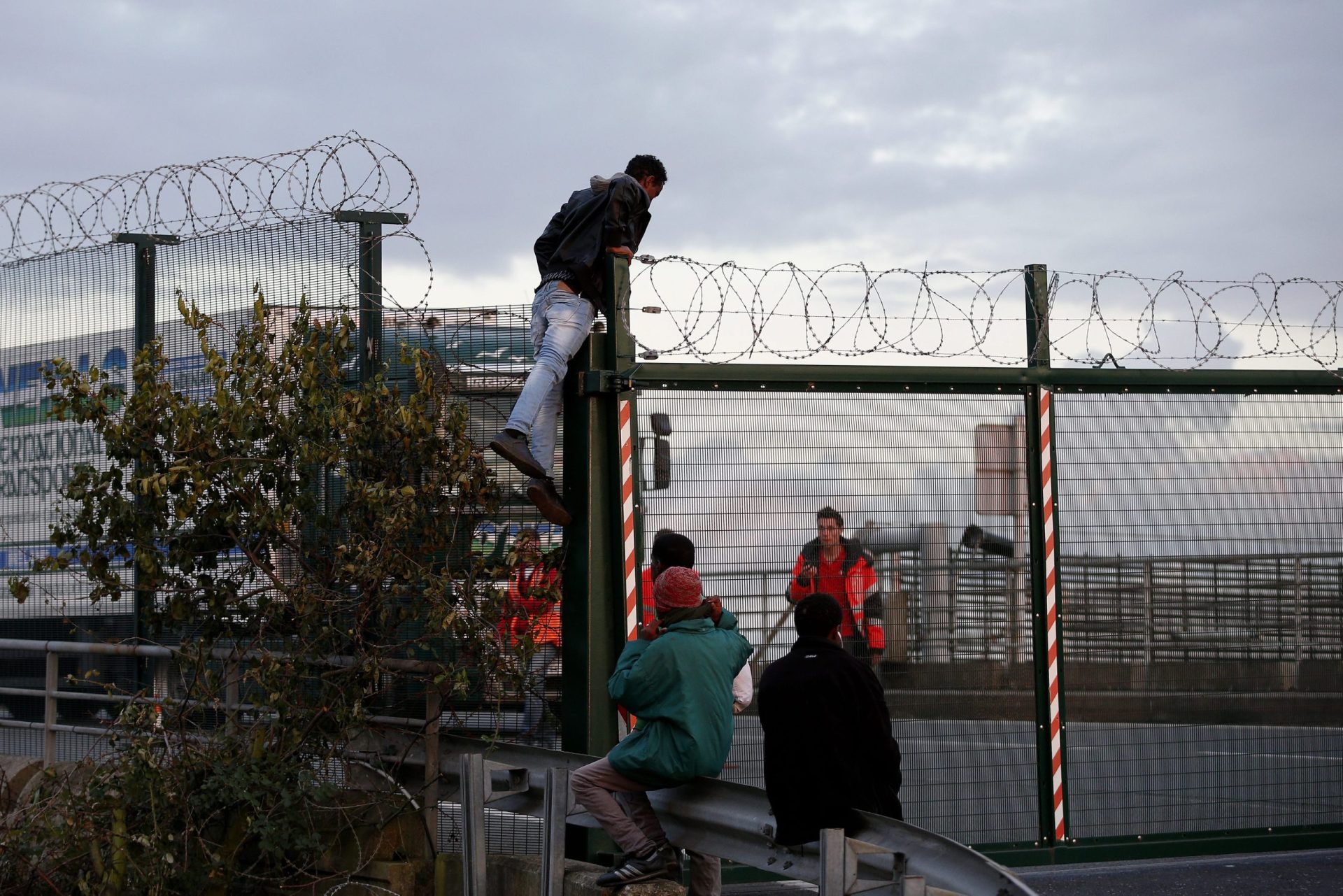 Imigrantes fazem cerca de 300 tentativas para atravessar Canal da Mancha
