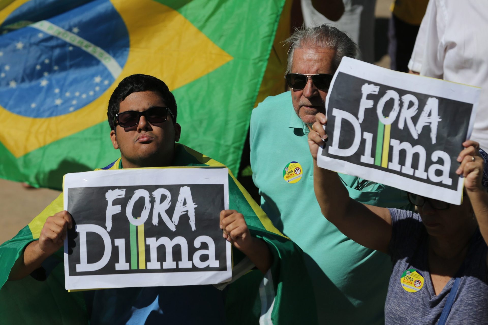 Manifestantes brasileiros em Lisboa pedem renúncia de Dilma Roussef