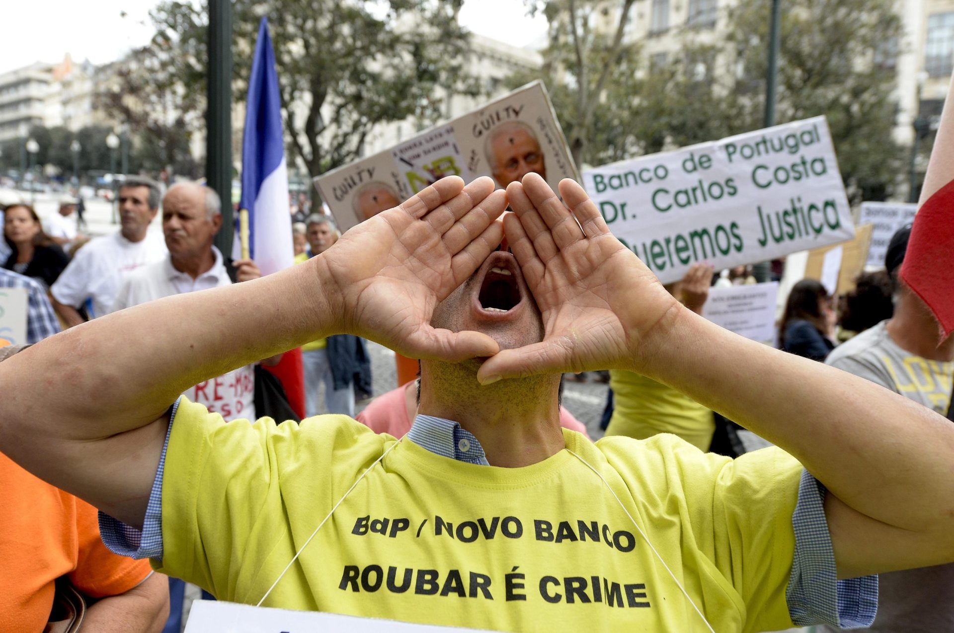 Lesados do BES gritam ‘Vive la France’ em Guimarães