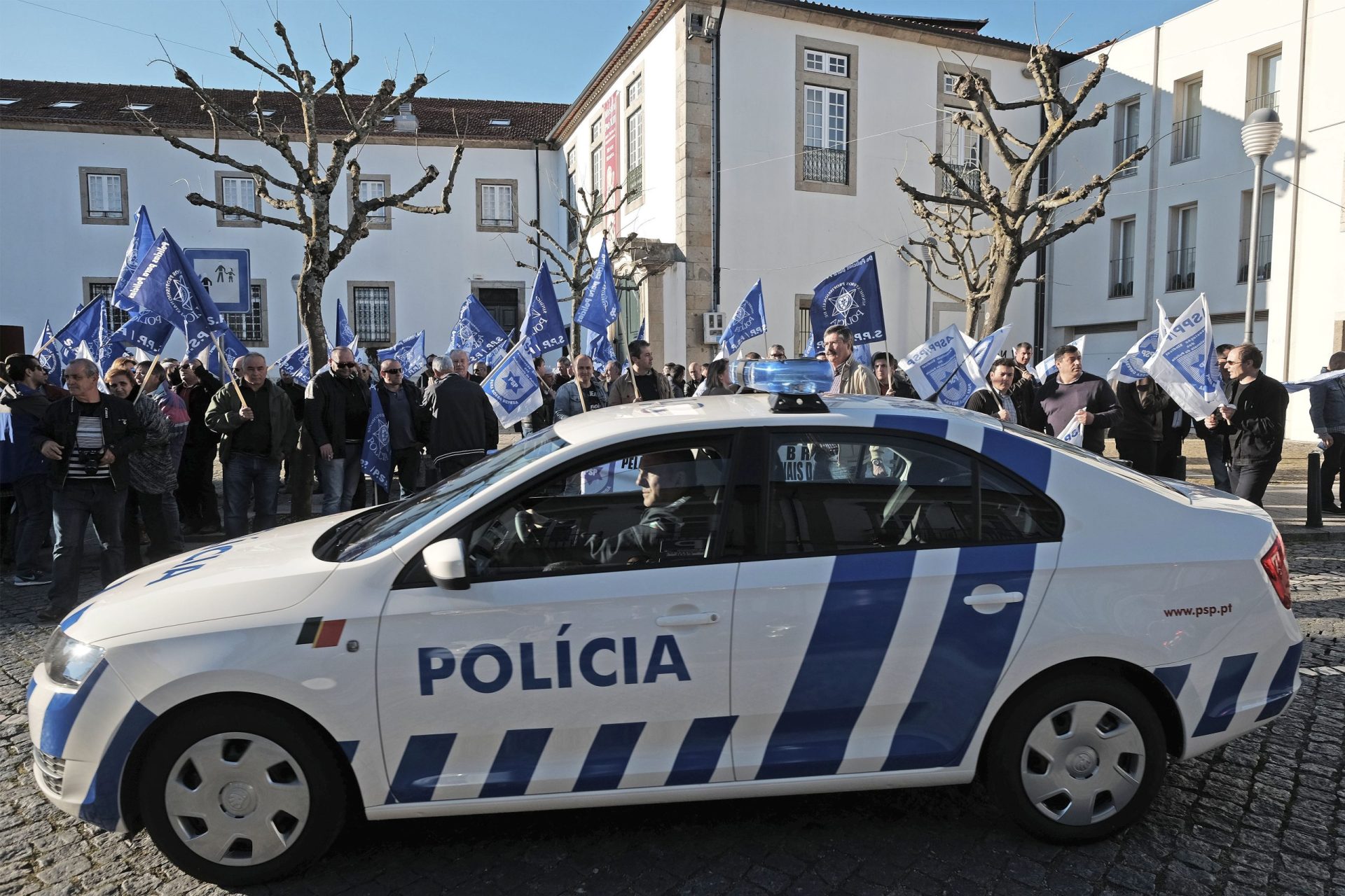 Centenas de carros da PSP de Lisboa parados