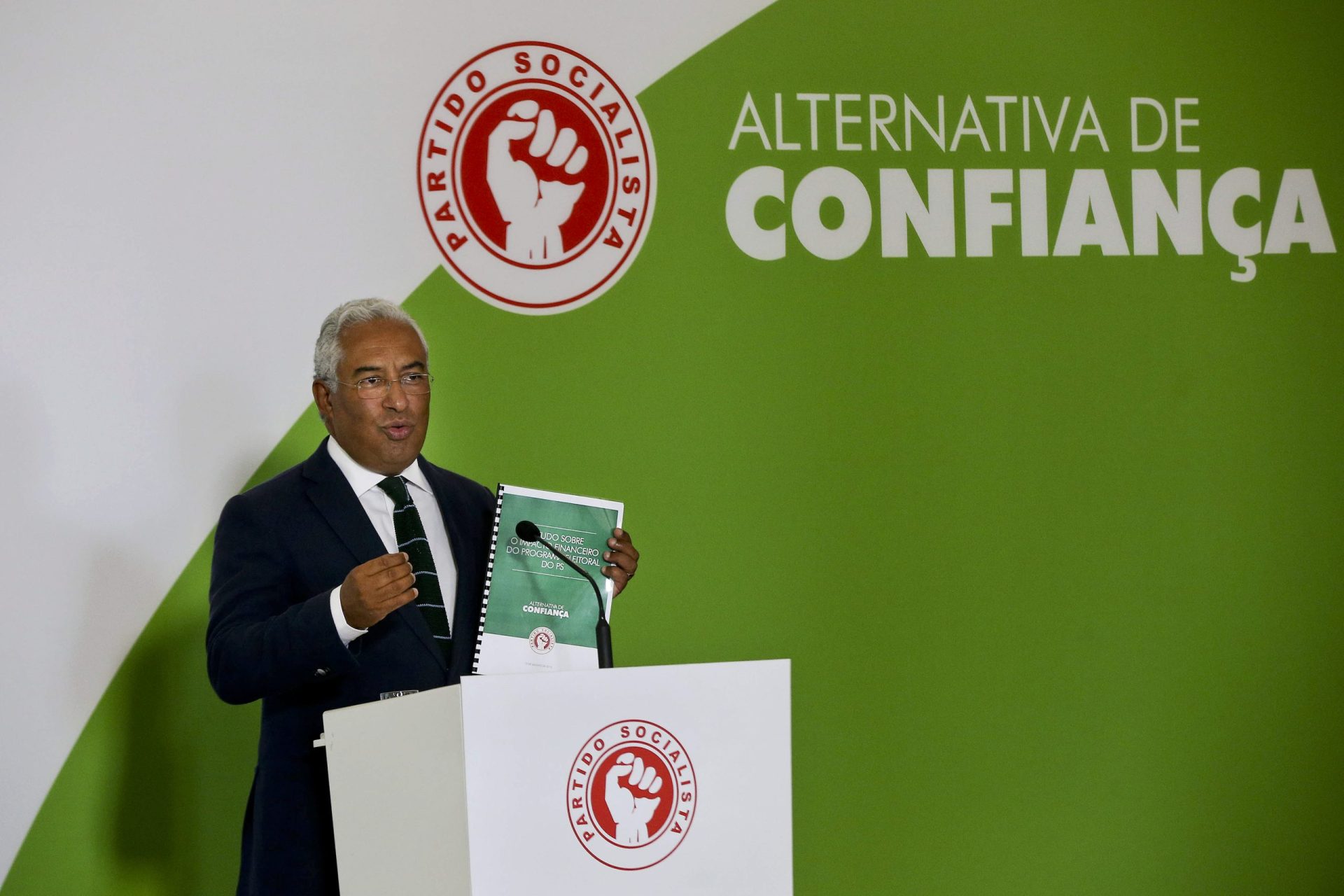 António Costa acusa direita de aventura radical
