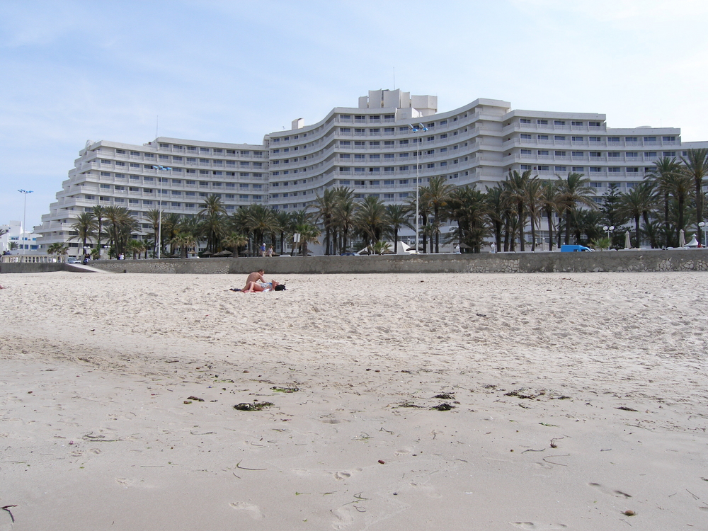 Homens armados matam polícia perto do resort turístico de Sousse na Tunísia