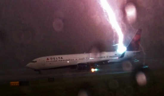 O momento em que um raio atinge um Boeing 737