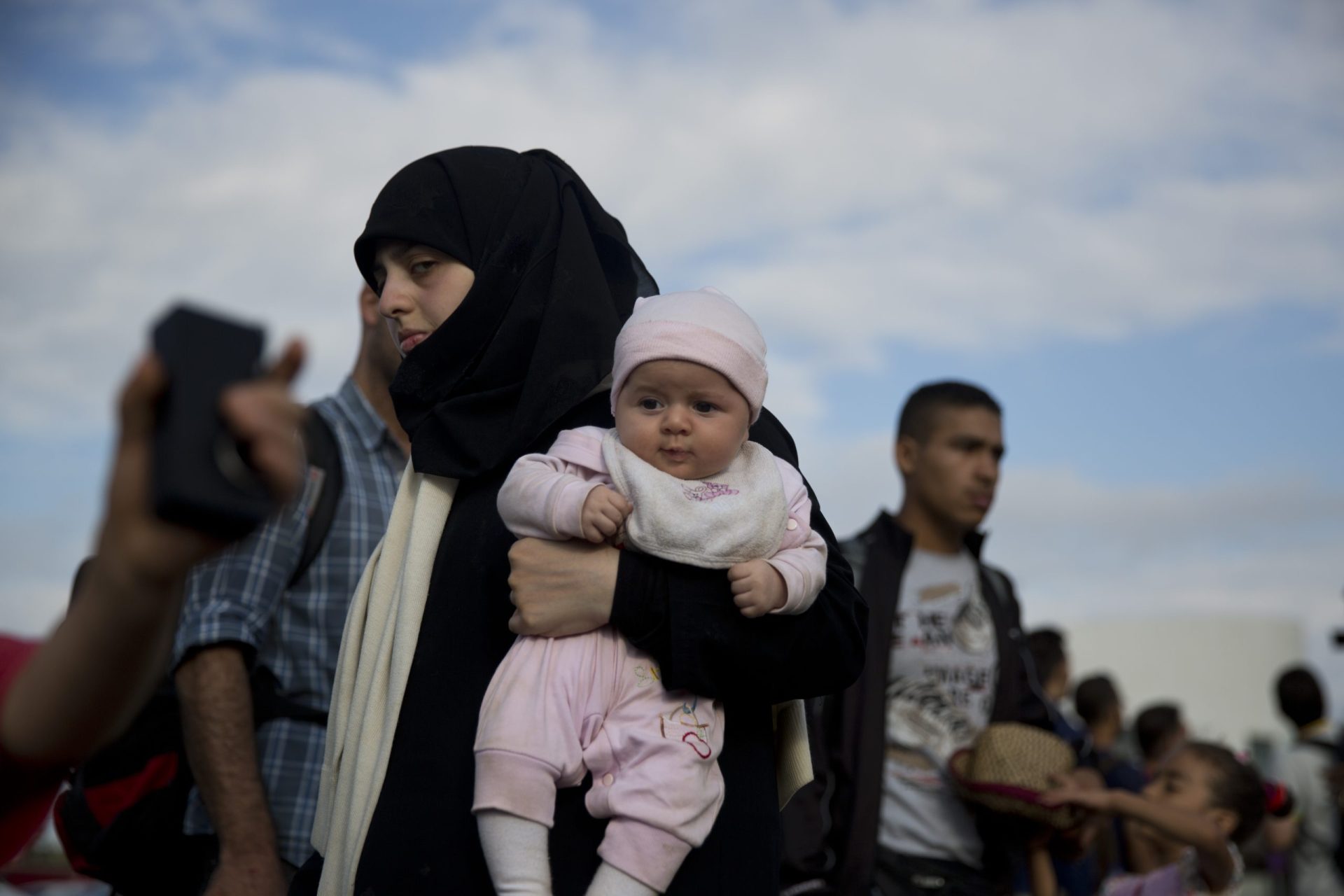 Mais de 2.000 migrantes e refugiados chegam ao porto de Pireu na Grécia