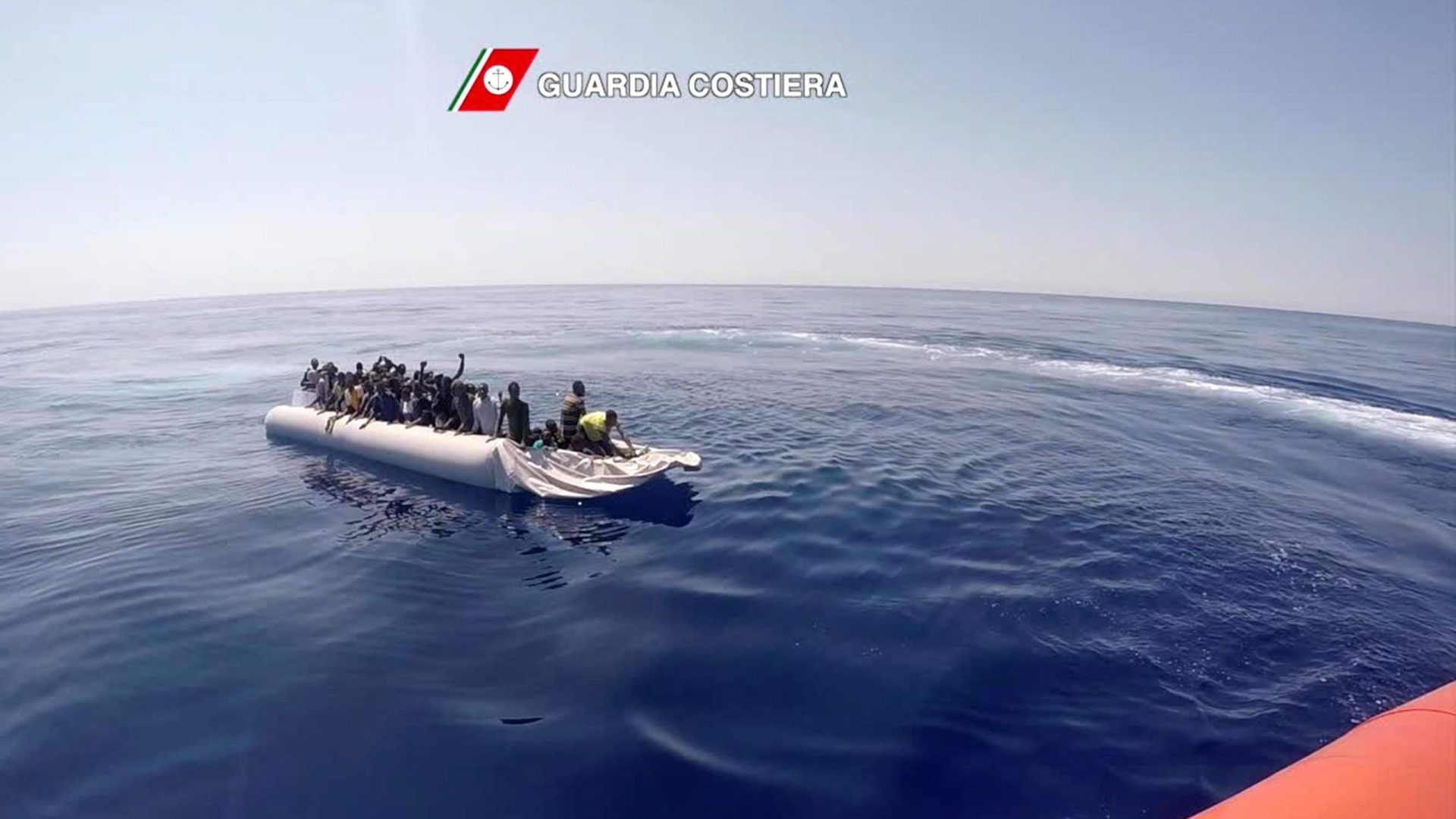 Mais 300 migrantes foram resgatados pela Guarda Costeira italiana