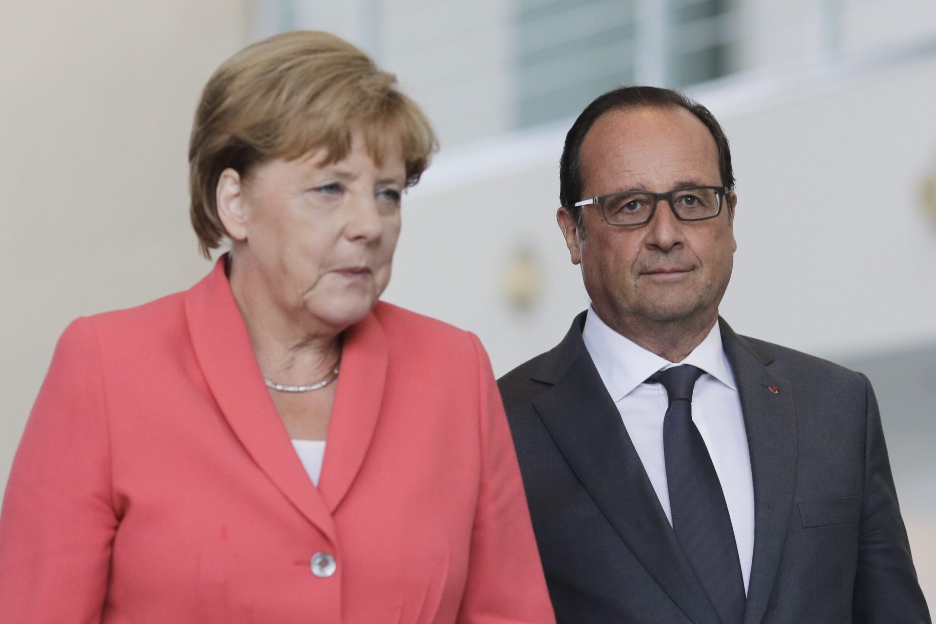 Merkel e Hollande pedem resposta europeia unificada à crise migratória