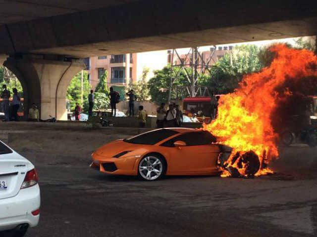 Um Lamborghini de 240.000 euros em chamas [VÍDEO]