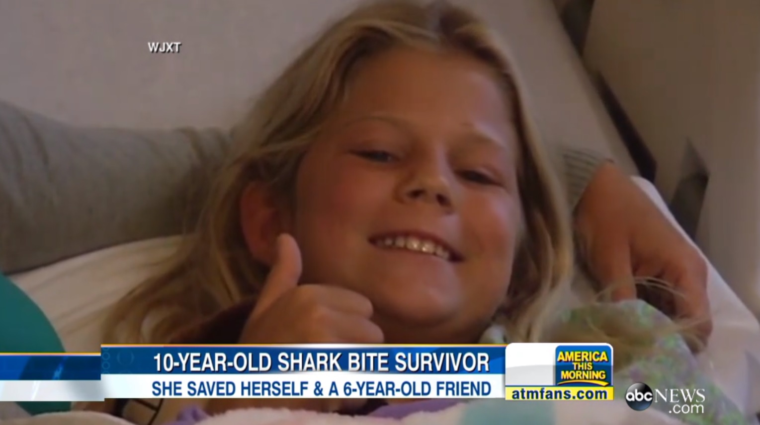 Menina é mordida por tubarão e volta ao mar para salvar a amiga