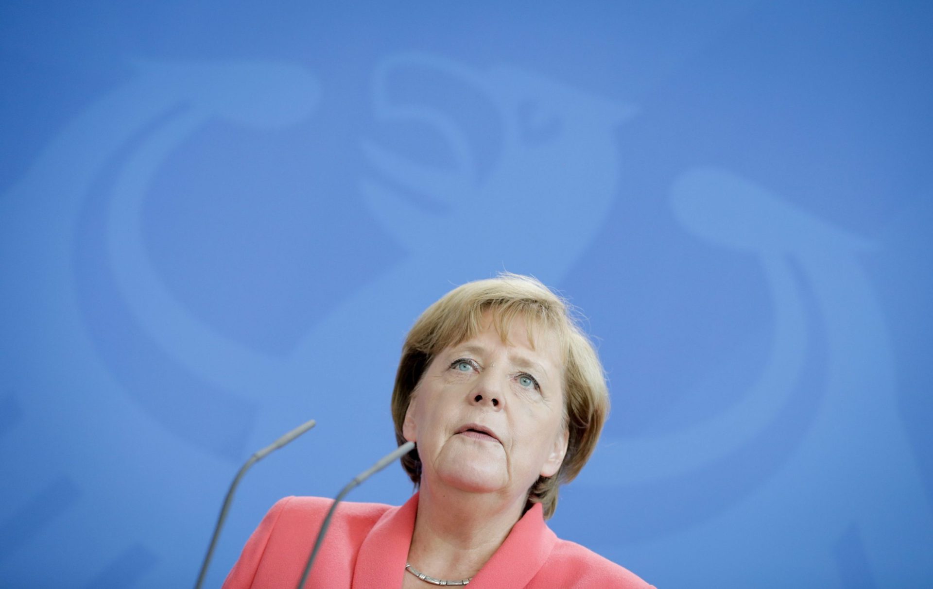 Merkel visita centro de refugiados atacado por neonazis