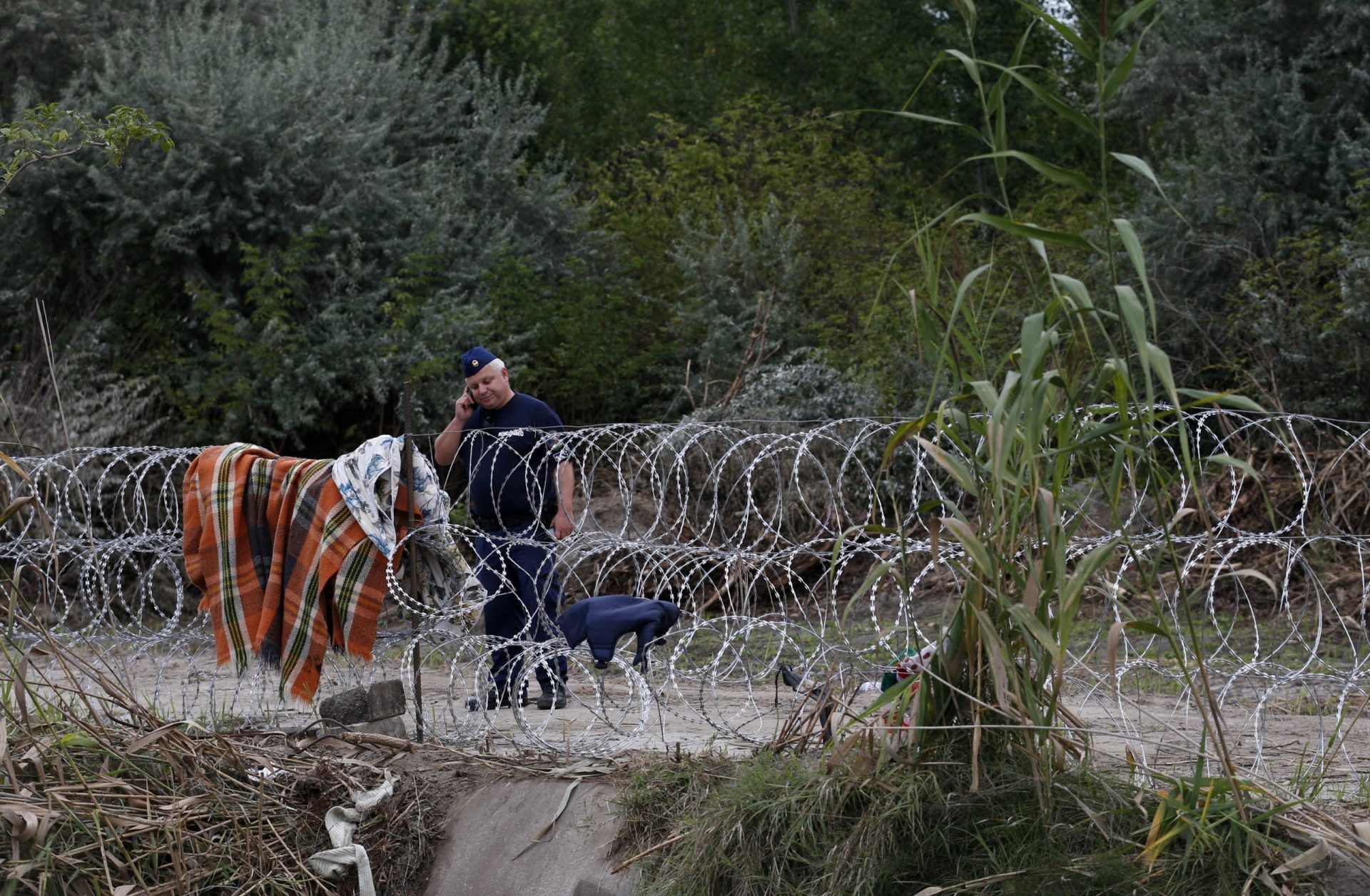 Hungria põe mais de dois mil polícias na fronteira com Sérvia