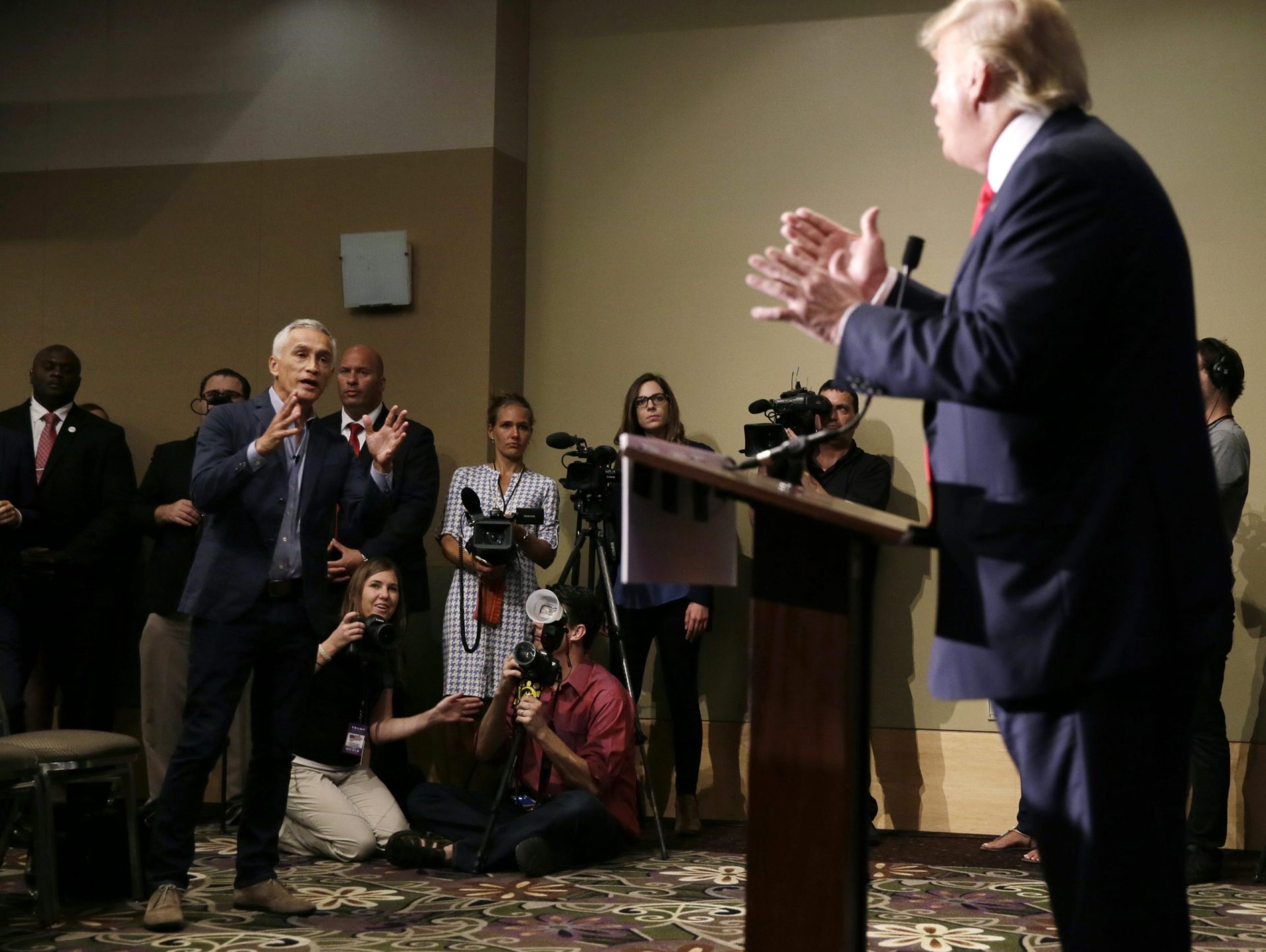 EUA. Trump ataca dois destacados jornalistas