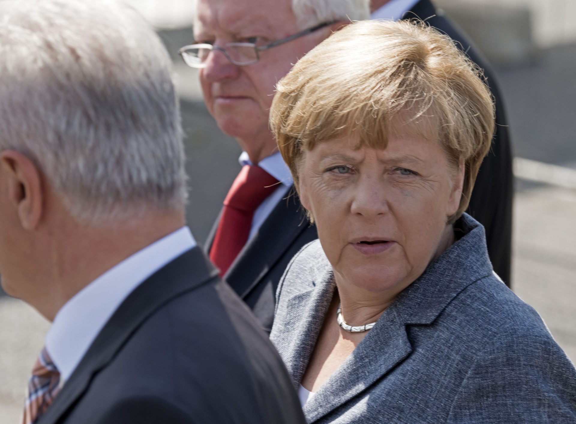 Merkel vaiada à chegada ao centro de refugiados