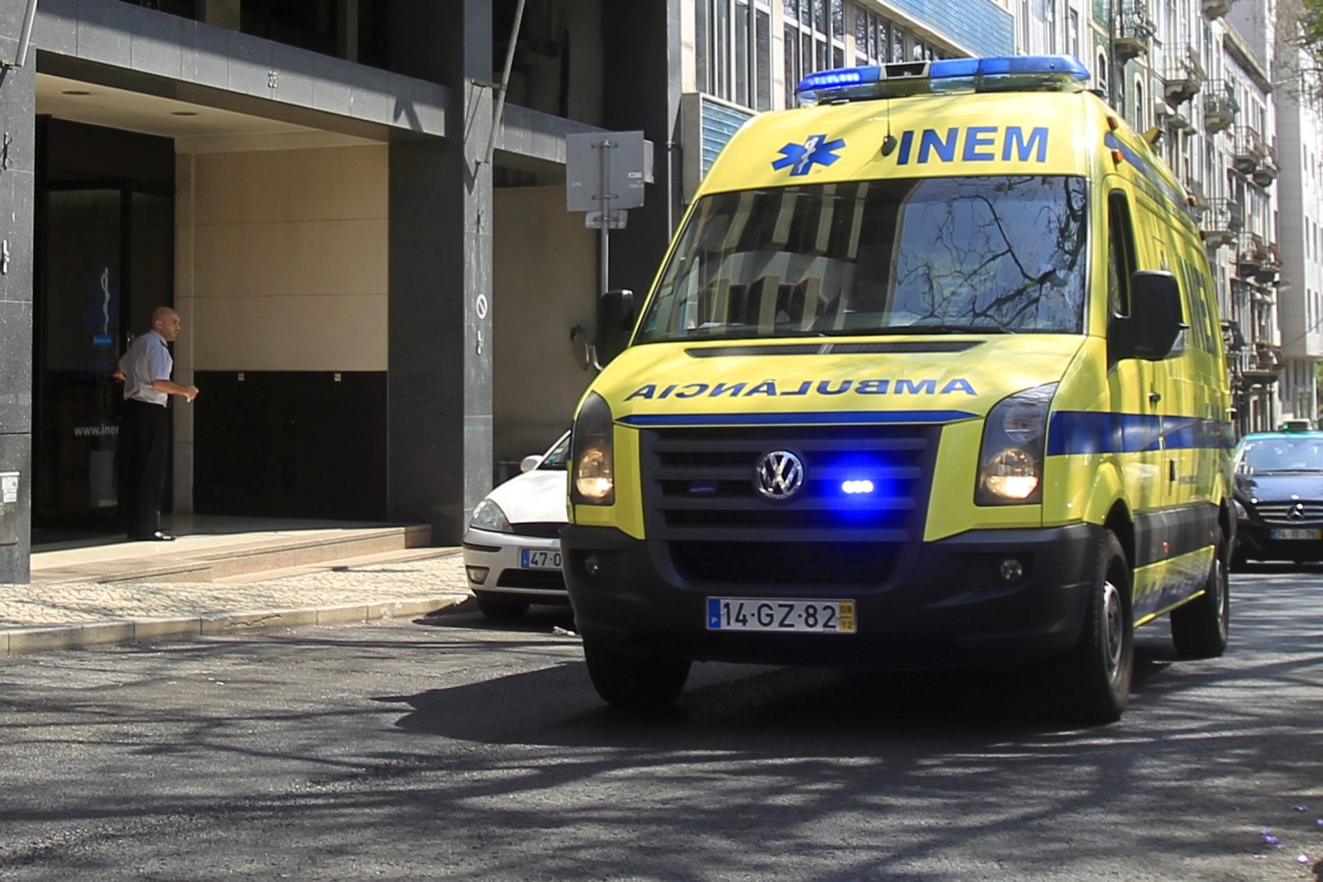 INEM comprou monitores para ambulâncias, mas são desadequados a veículos