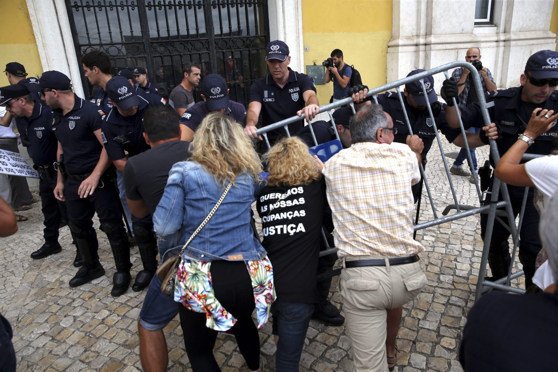 Lesados do BES envolvem-se em confrontos ao tentar ultrapassar cordão policial