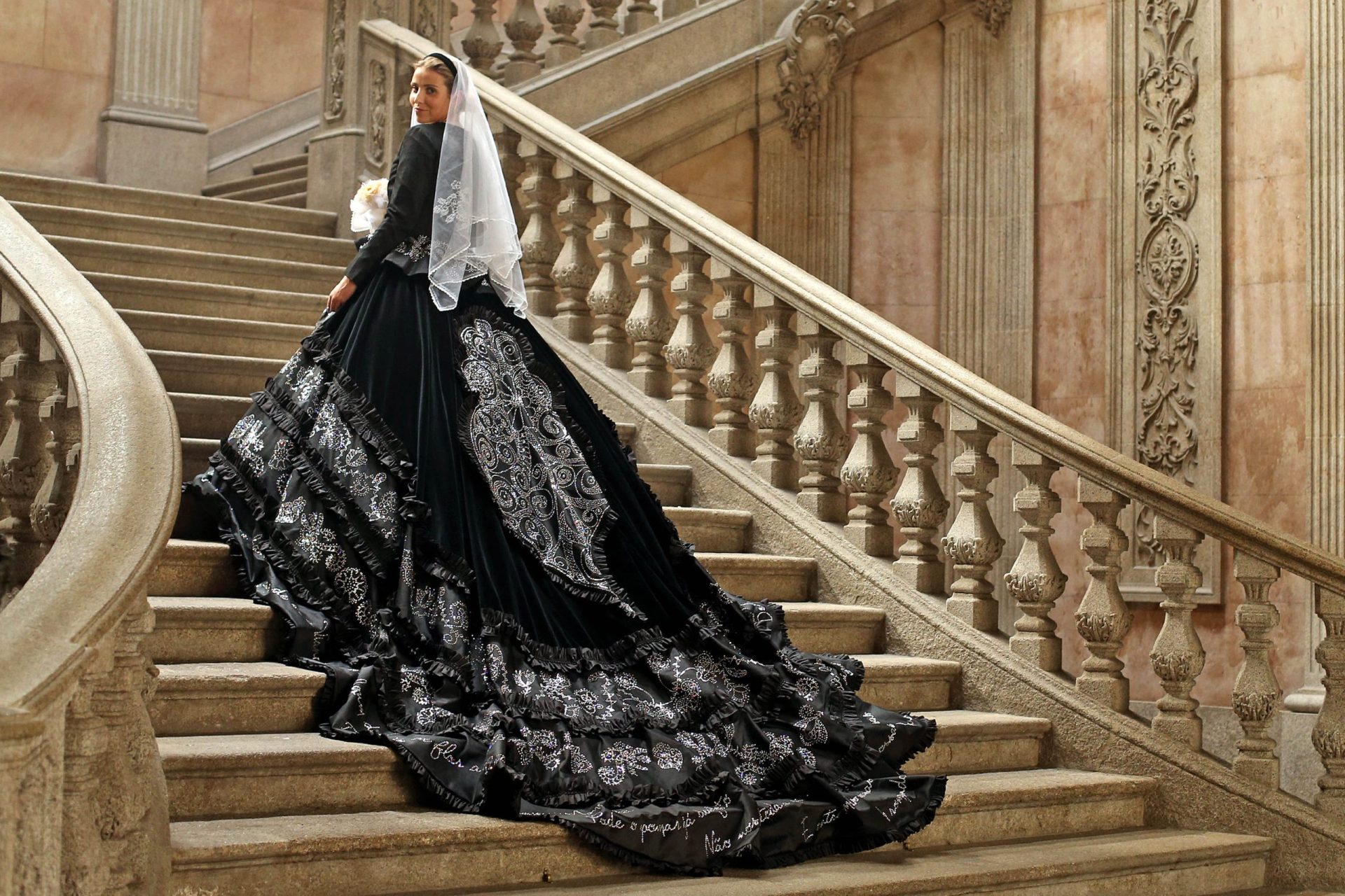 Costureiro cria vestido de noiva com 70 mil cristais inspirado em traje de Viana