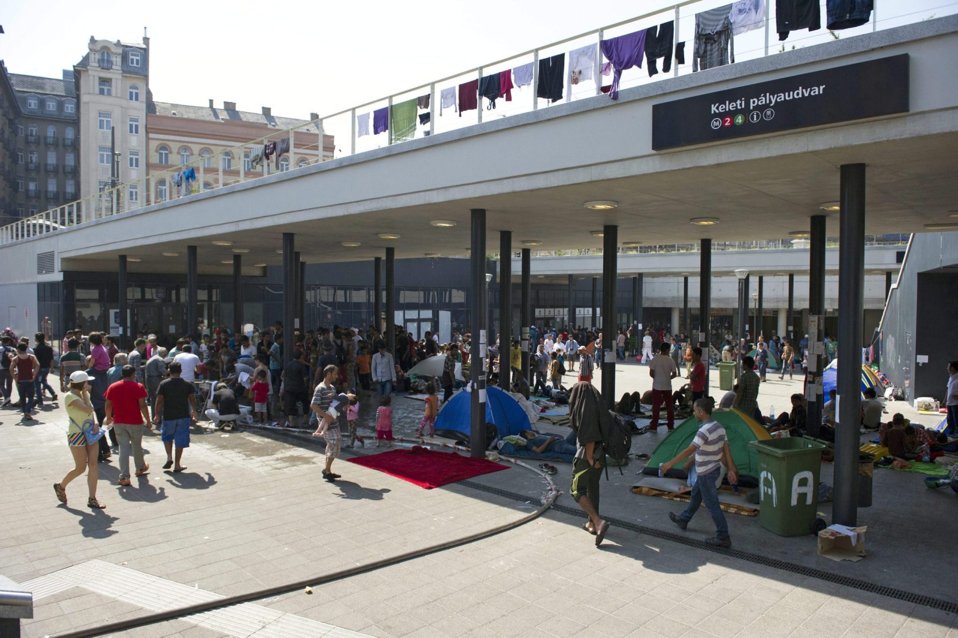 Hungria deixa partir centenas de migrantes em comboios para Alemanha e Áustria