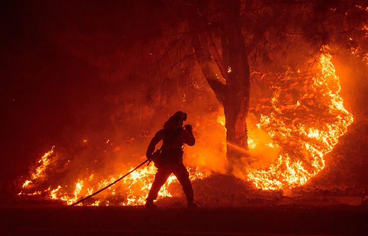 Incêndios na Califórnia obrigaram à retirada de 12 mil pessoas