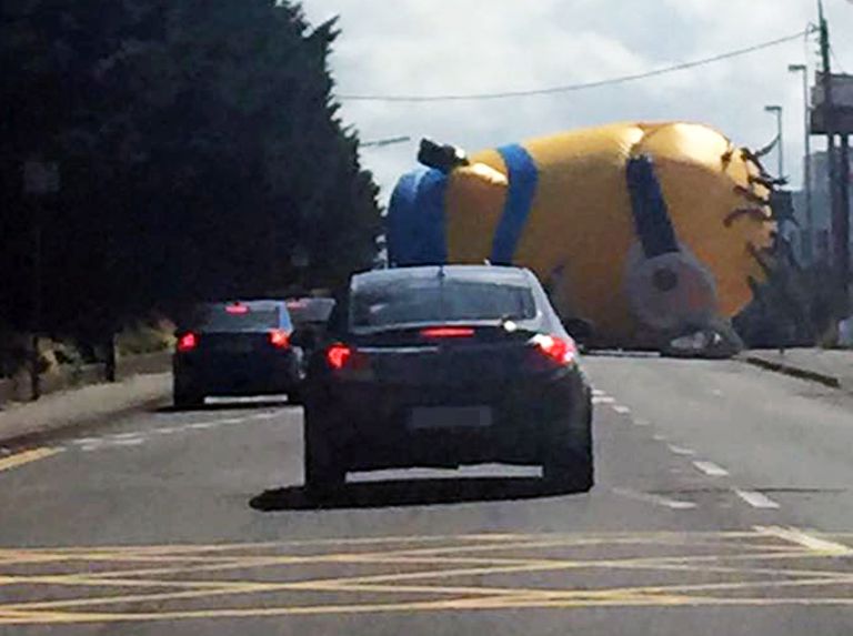 Minion gigante à solta provoca o caos em autoestrada