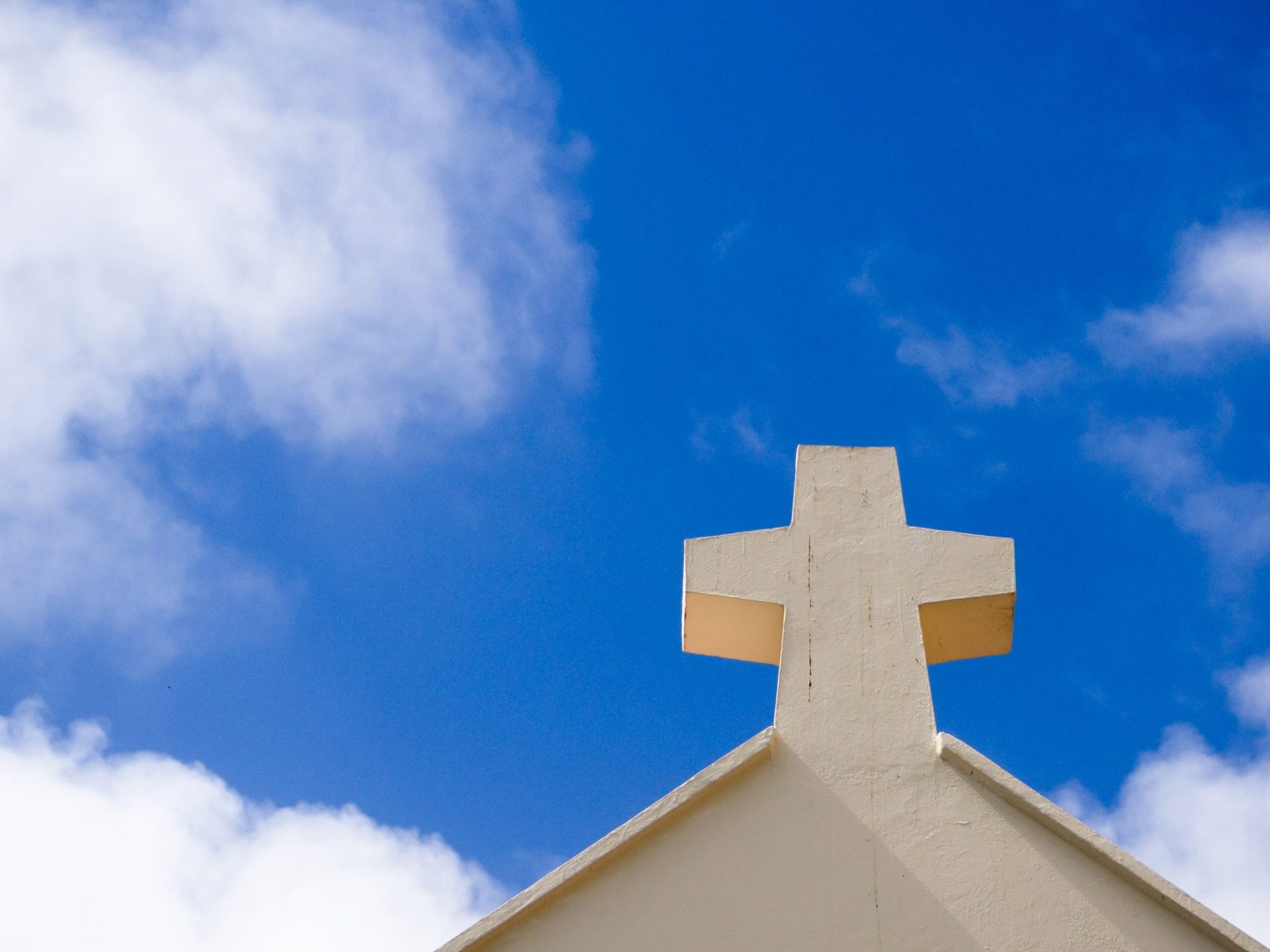Grupo de cristãos está há um mês no telhado de uma igreja