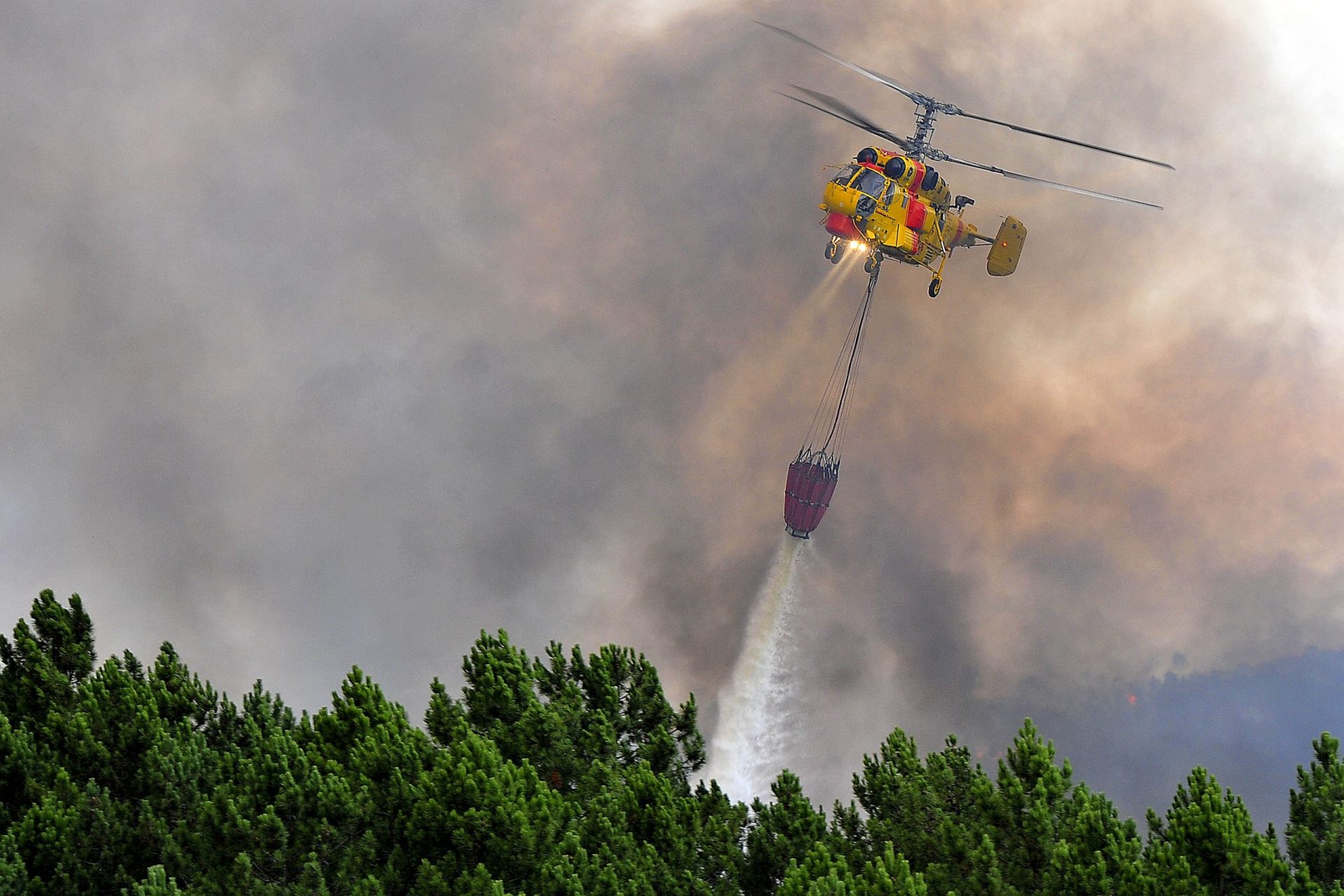 Helicóptero de combate a fogo faz violenta aterragem de emergência