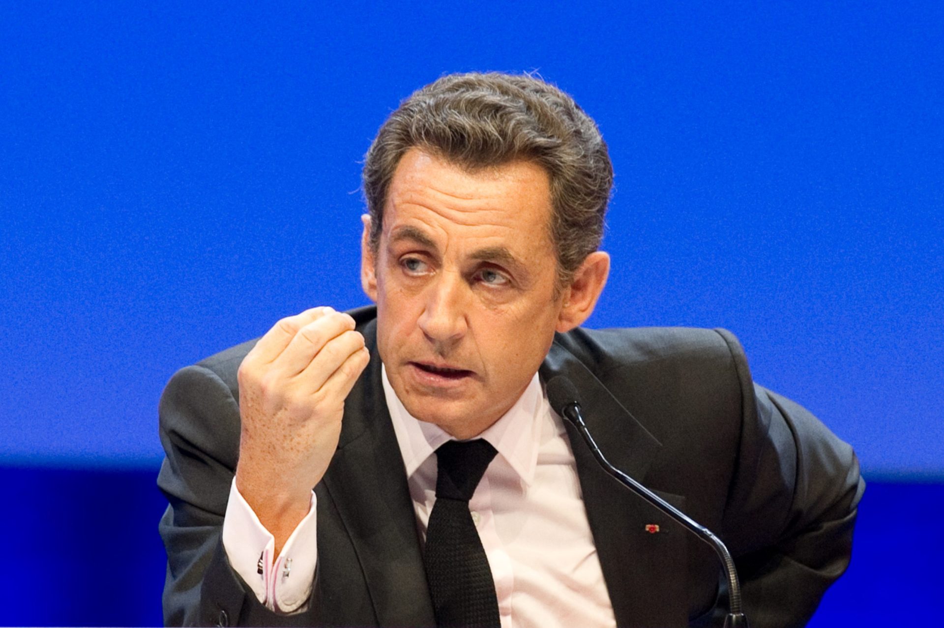 Sarkozy propõe acolher refugiados de guerra apenas durante o conflito