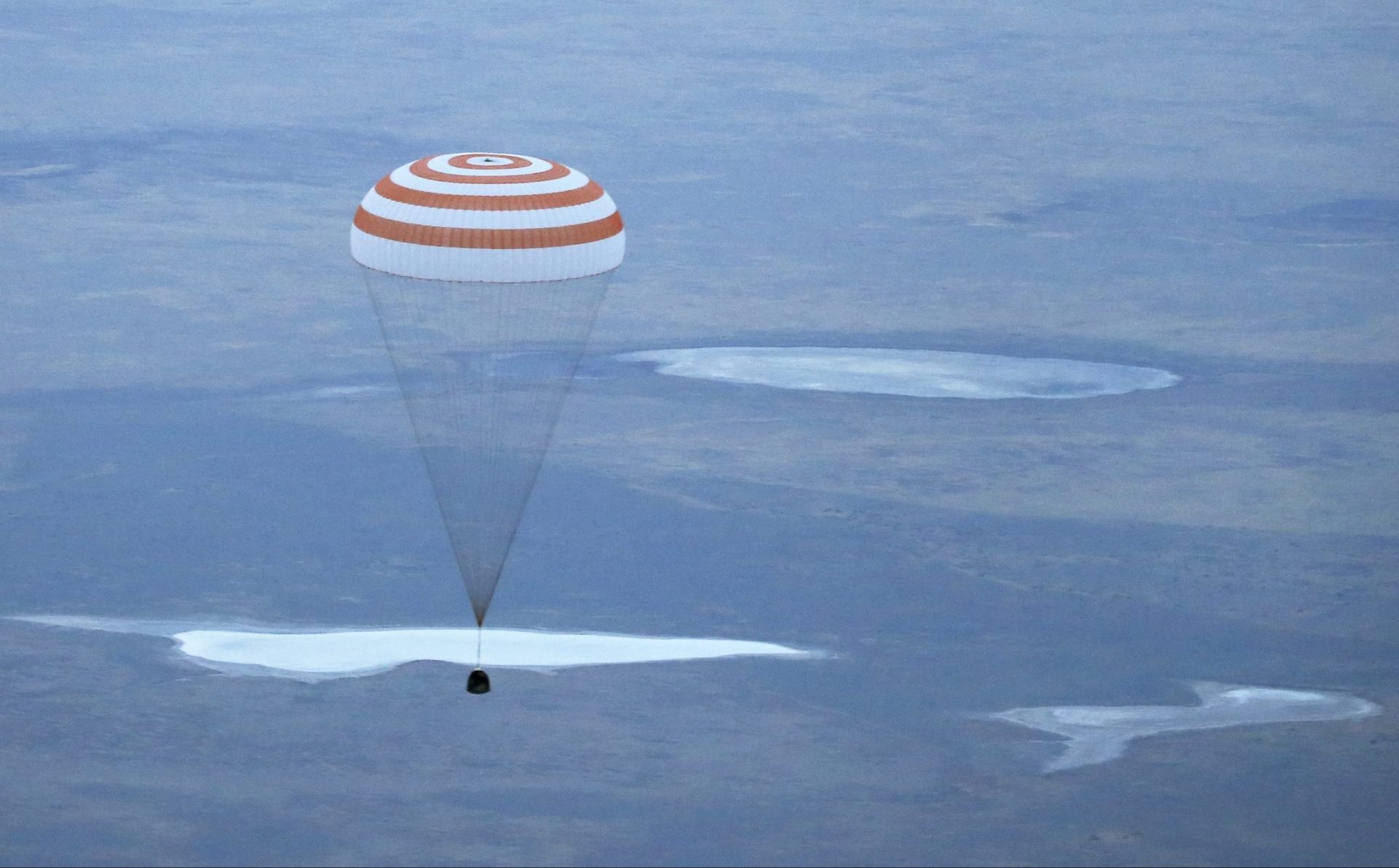 Cosmonauta russo regressa à Terra após recorde de dias no espaço
