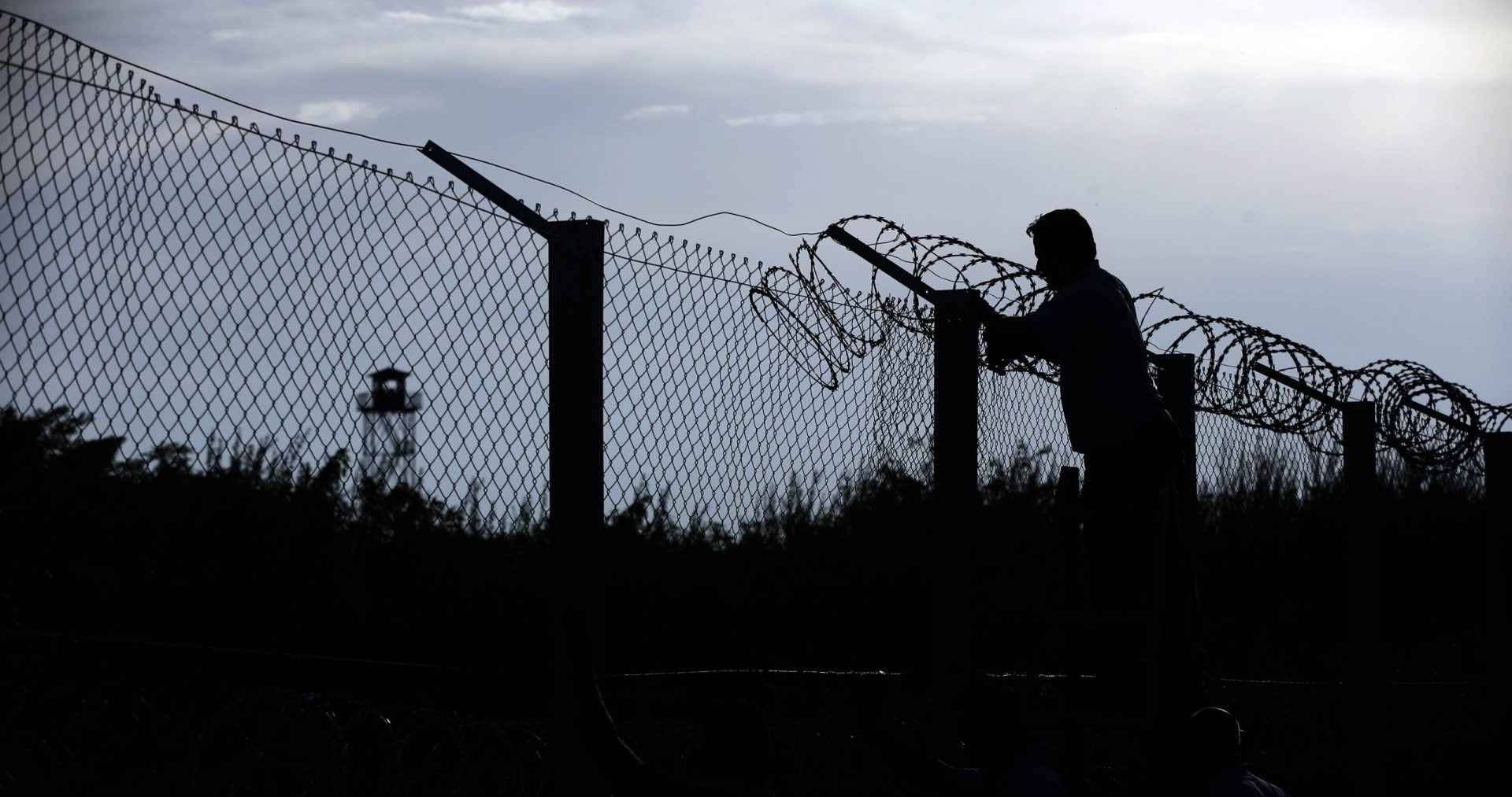 Passagem de refugiados na fronteira entre Sérvia e Hungria totalmente bloqueada