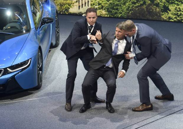 CEO da BMW desmaia durante apresentação