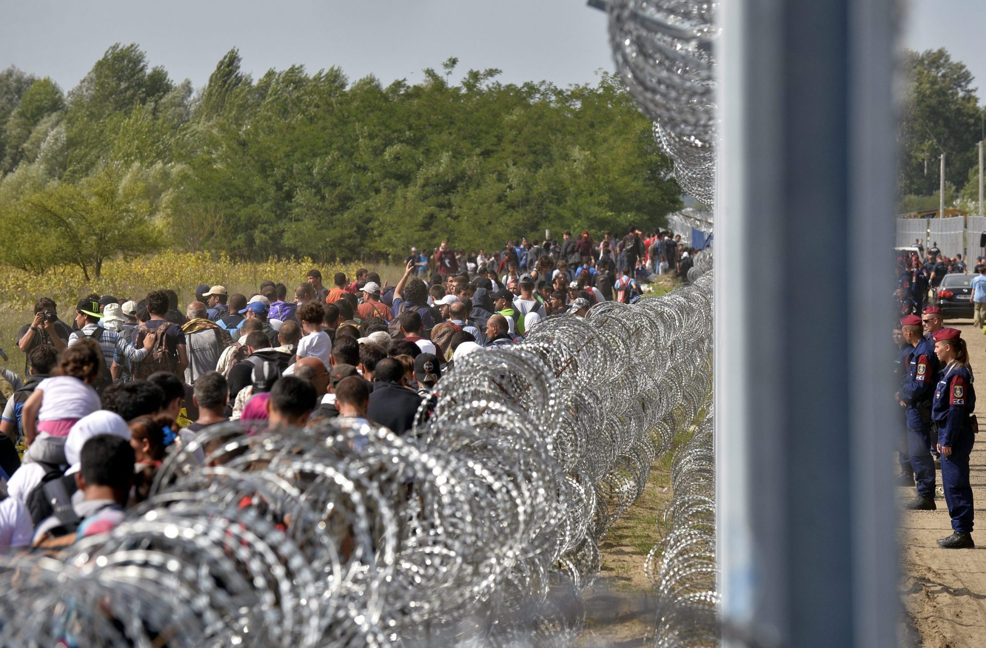 Sérvia declara-se incapaz de gerir fluxo de migrantes
