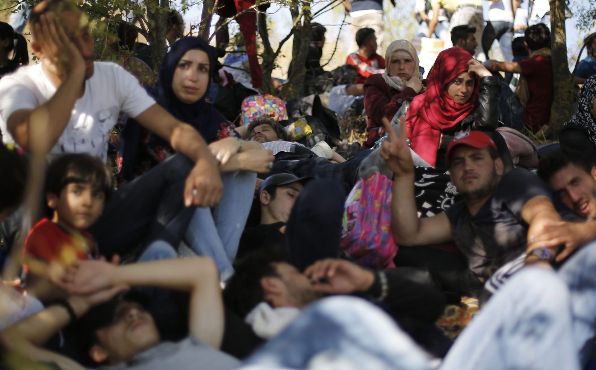 Refugiados dirigem-se para a Croácia para evitar bloqueio húngaro