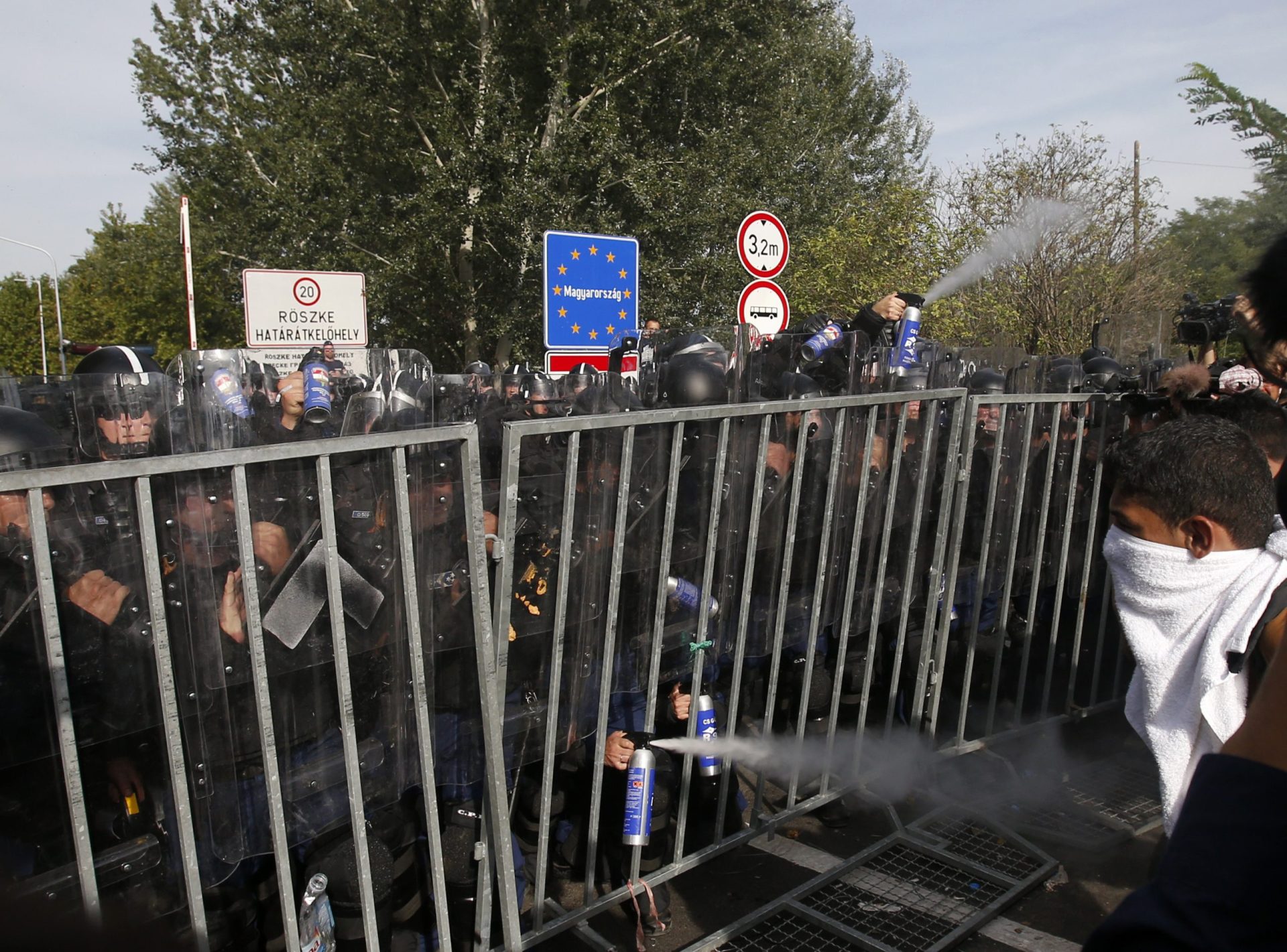 Polícia húngara lança gás lacrimogéneo contra refugiados