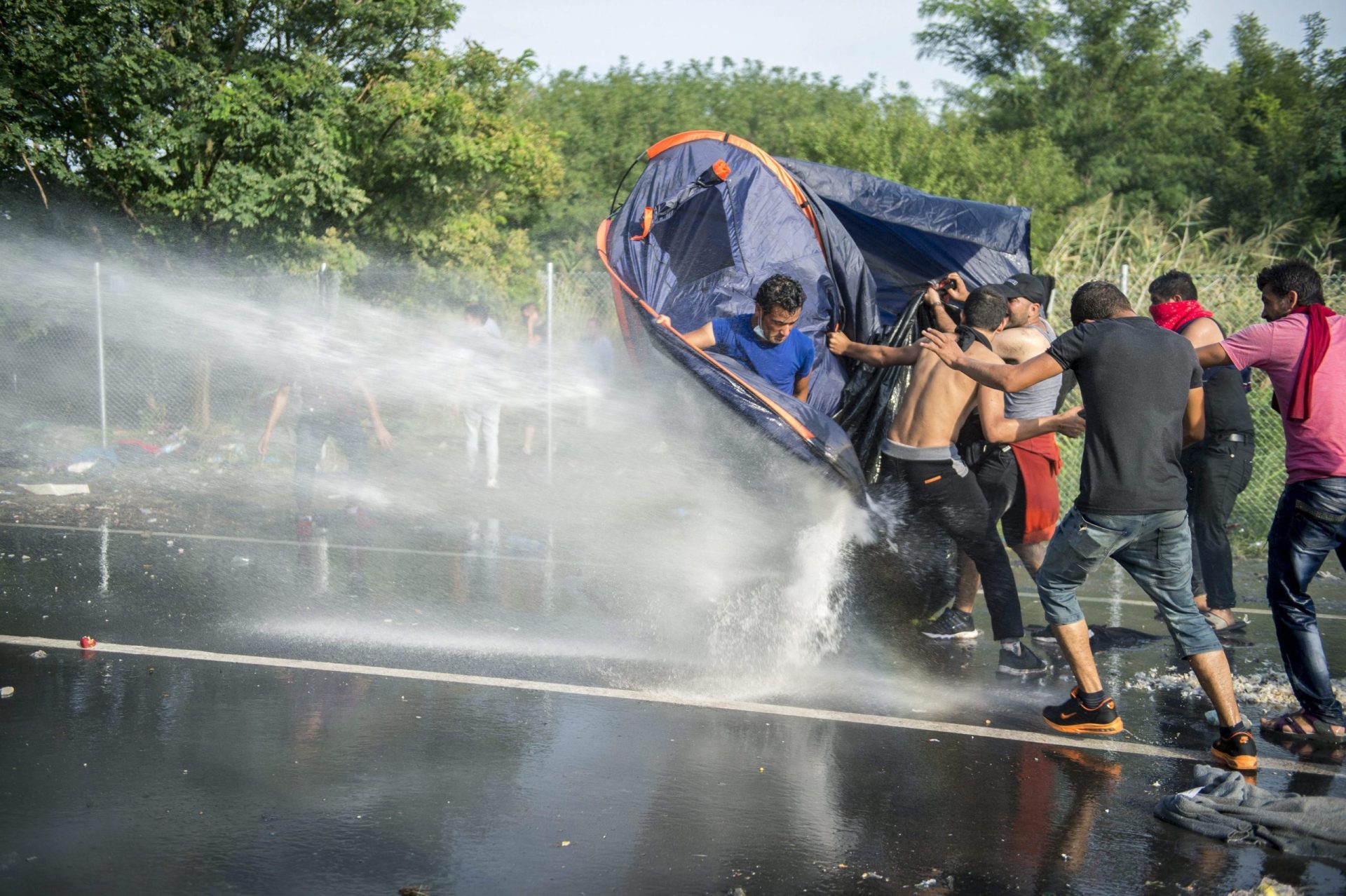 Dezenas de migrantes conseguem entrar na Hungria após incidentes