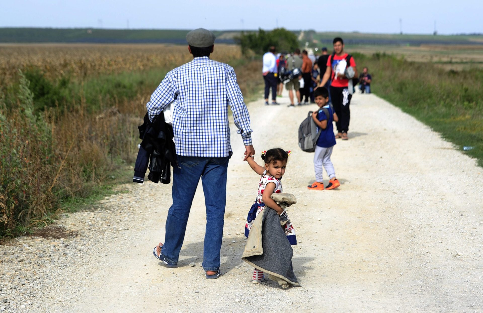 Crianças separadas dos pais durante violência na fronteira da Hungria