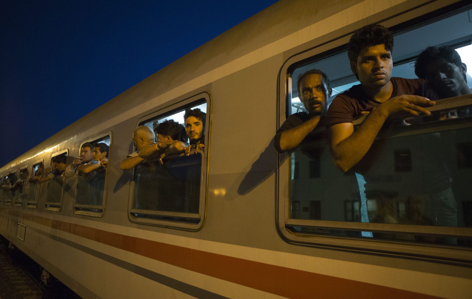 Eslovénia detém na fronteira primeiro comboio da Croácia com refugiados