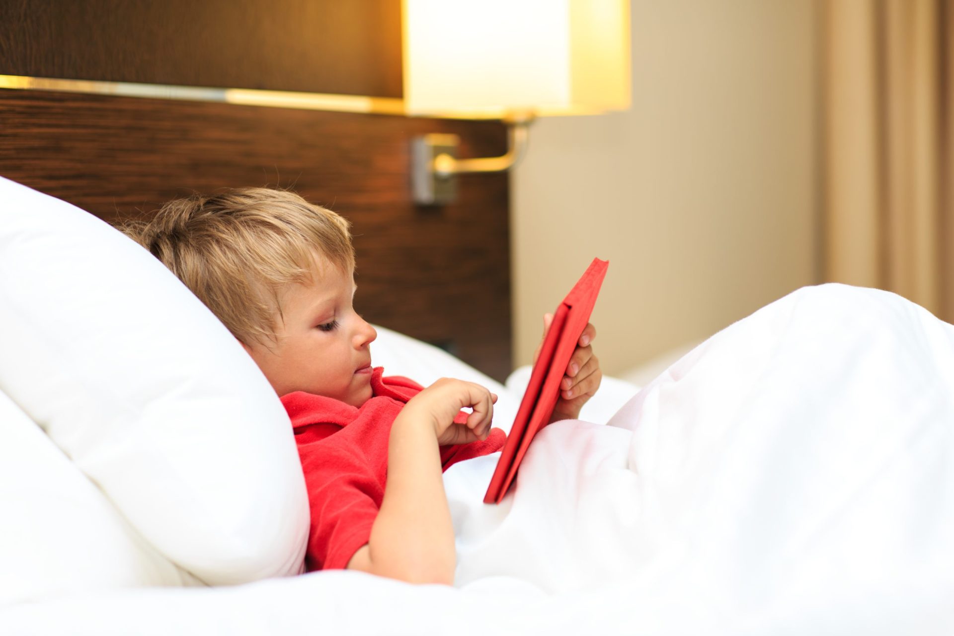 Crianças que se deitam com tablets: um péssimo hábito cada vez mais frequente