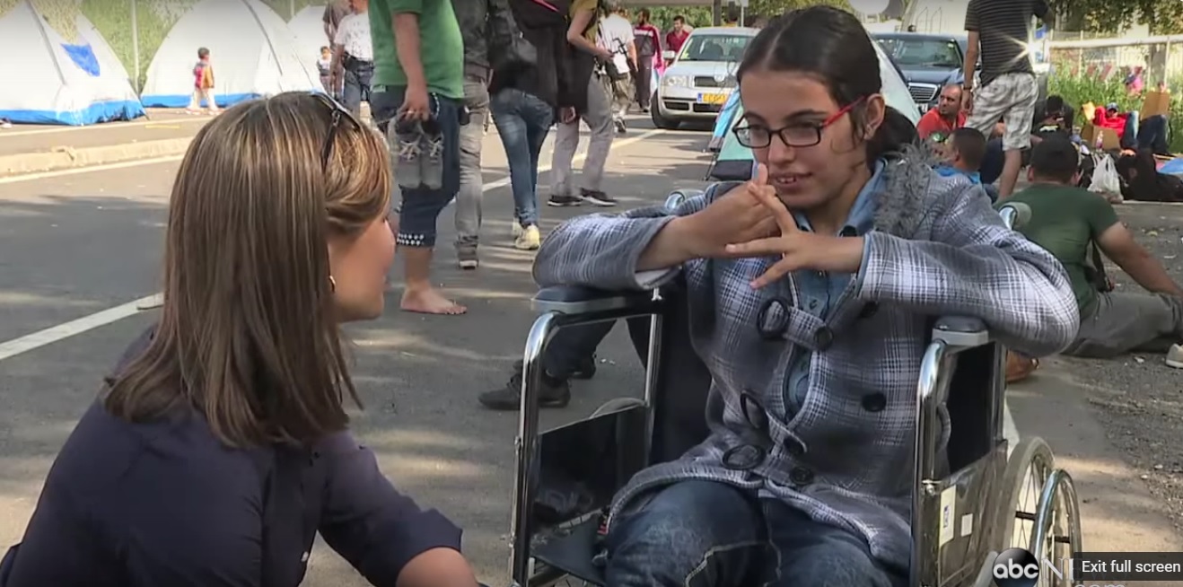 Nageen, a adolescente que está a atravessar a Europa numa cadeira de rodas