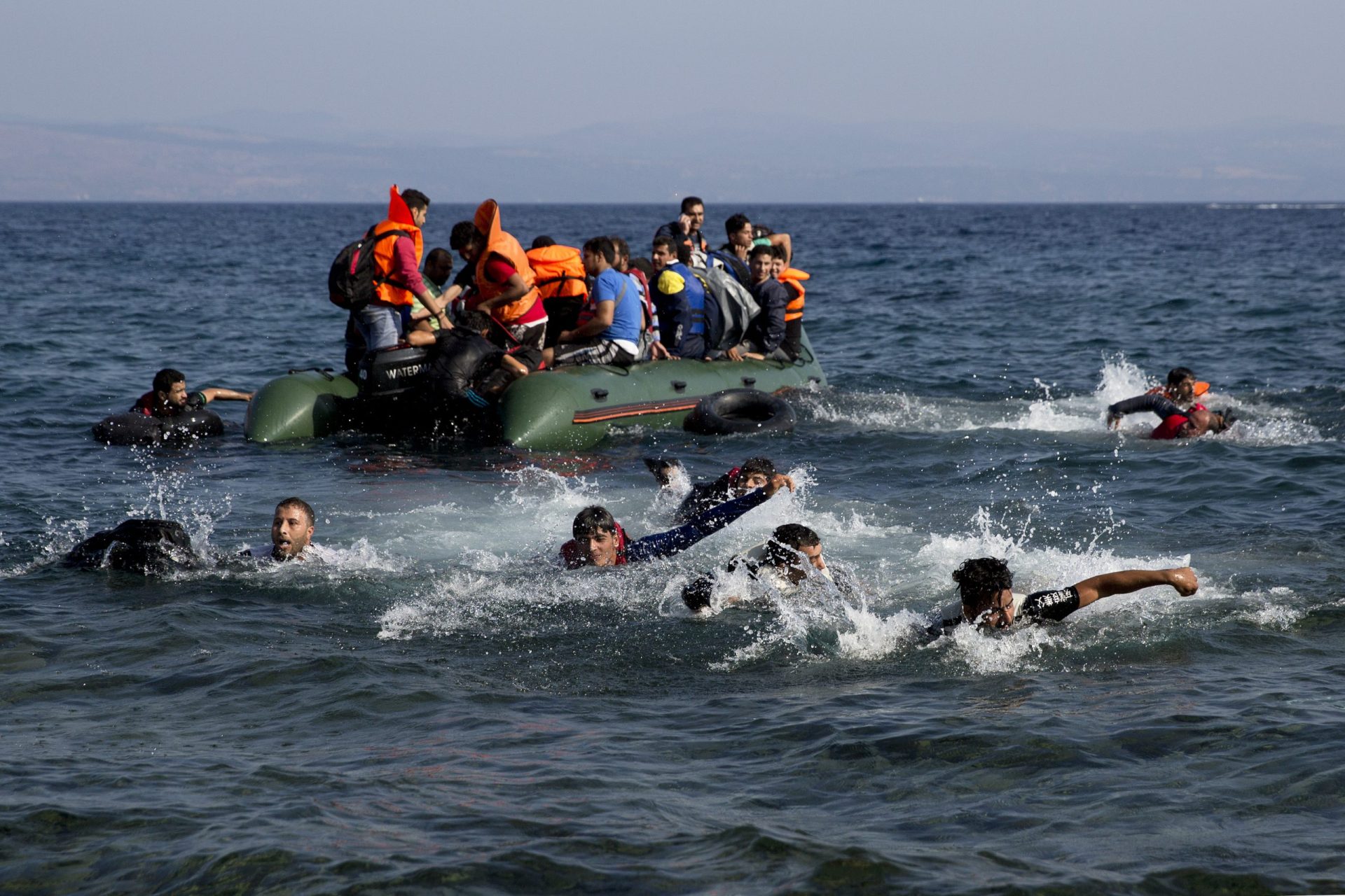 Migrações: Prosseguem buscas por 26 desaparecidos ao largo da Grécia