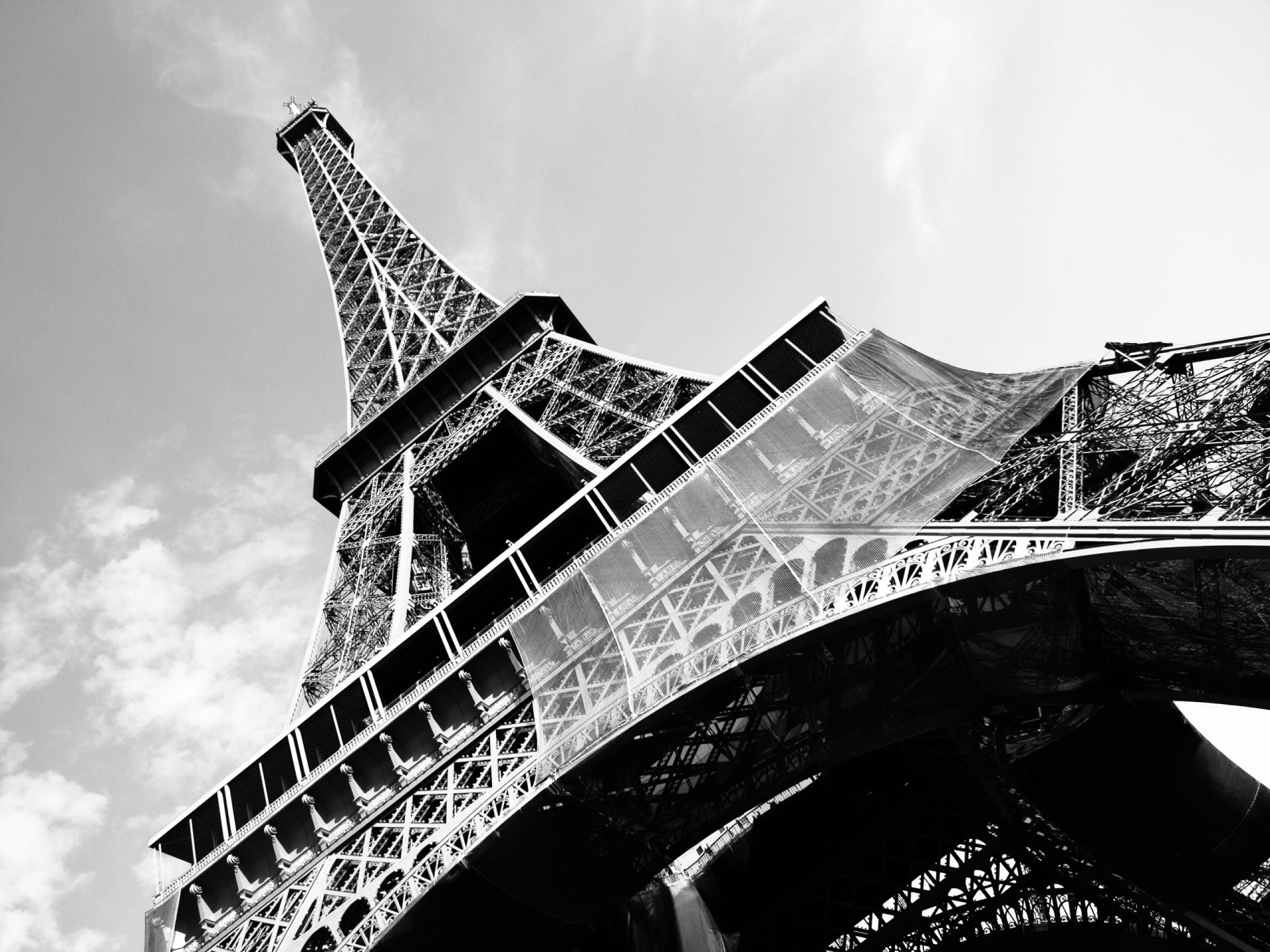 Torre Eiffel fechada ao público depois de tentativa de invasão