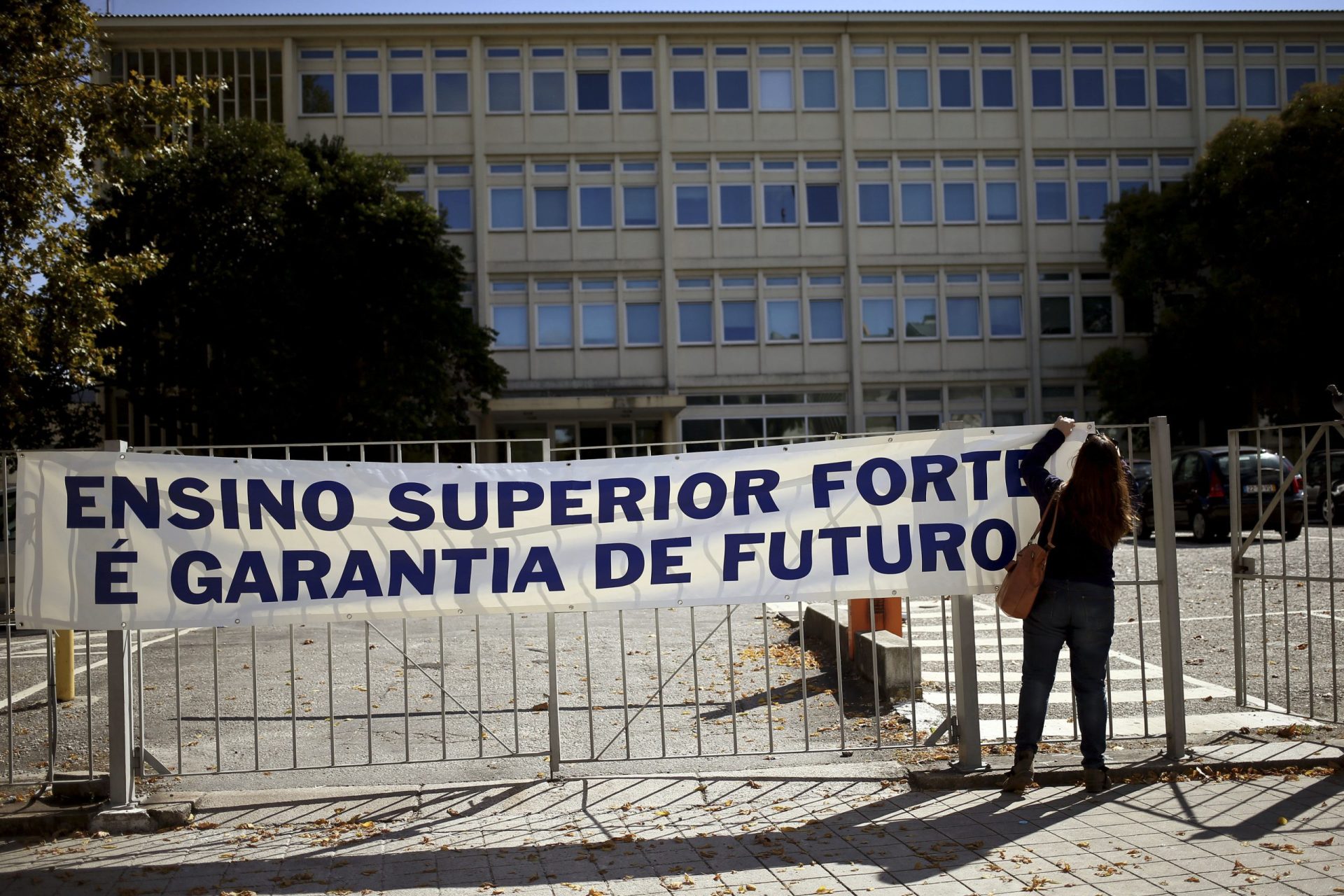 Dezenas de professores do Ensino Superior em greve