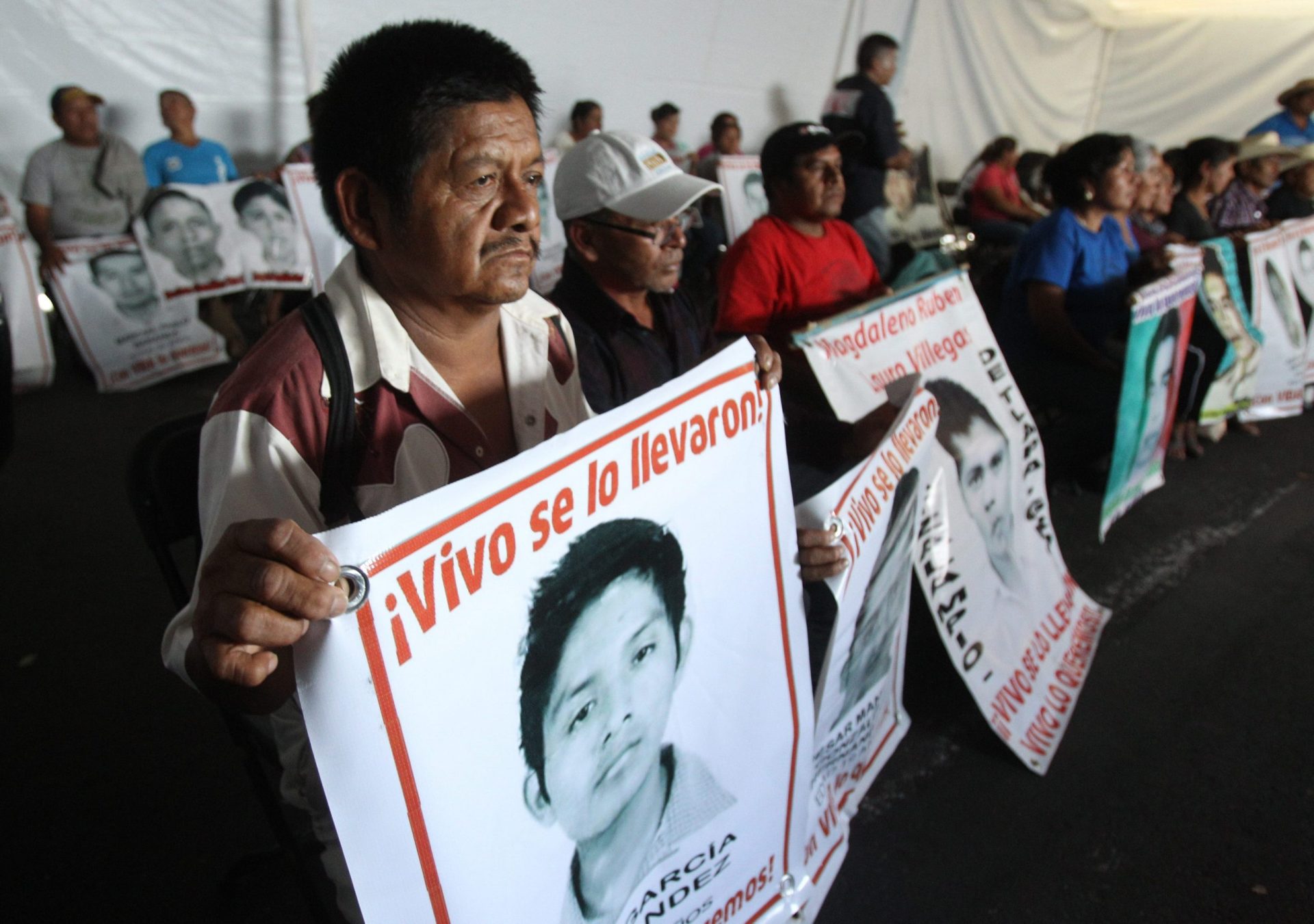 México: Pais de estudantes desaparecidos iniciam greve de fome