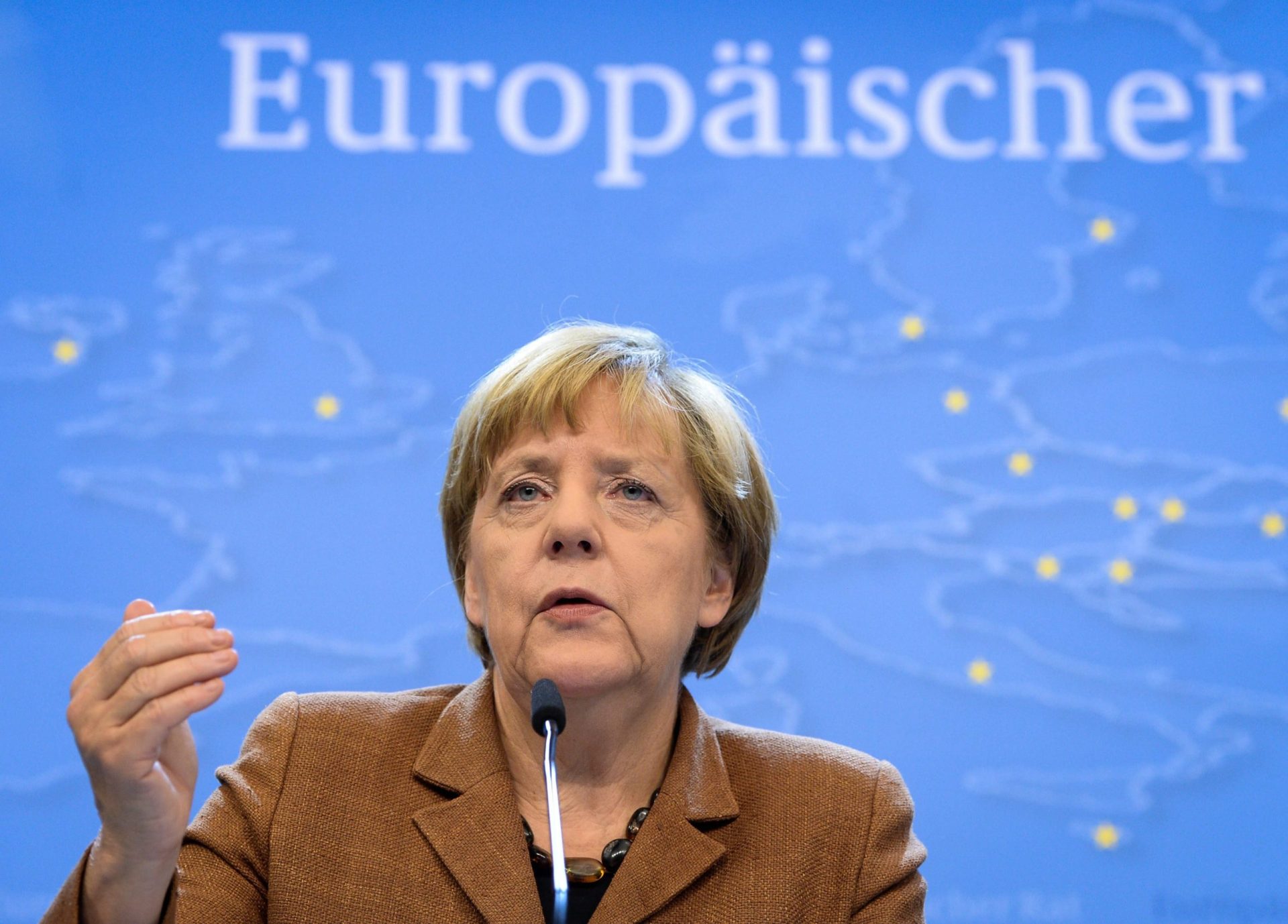 Merkel defende que Assad deve estar envolvido nas negociações sobre a Síria