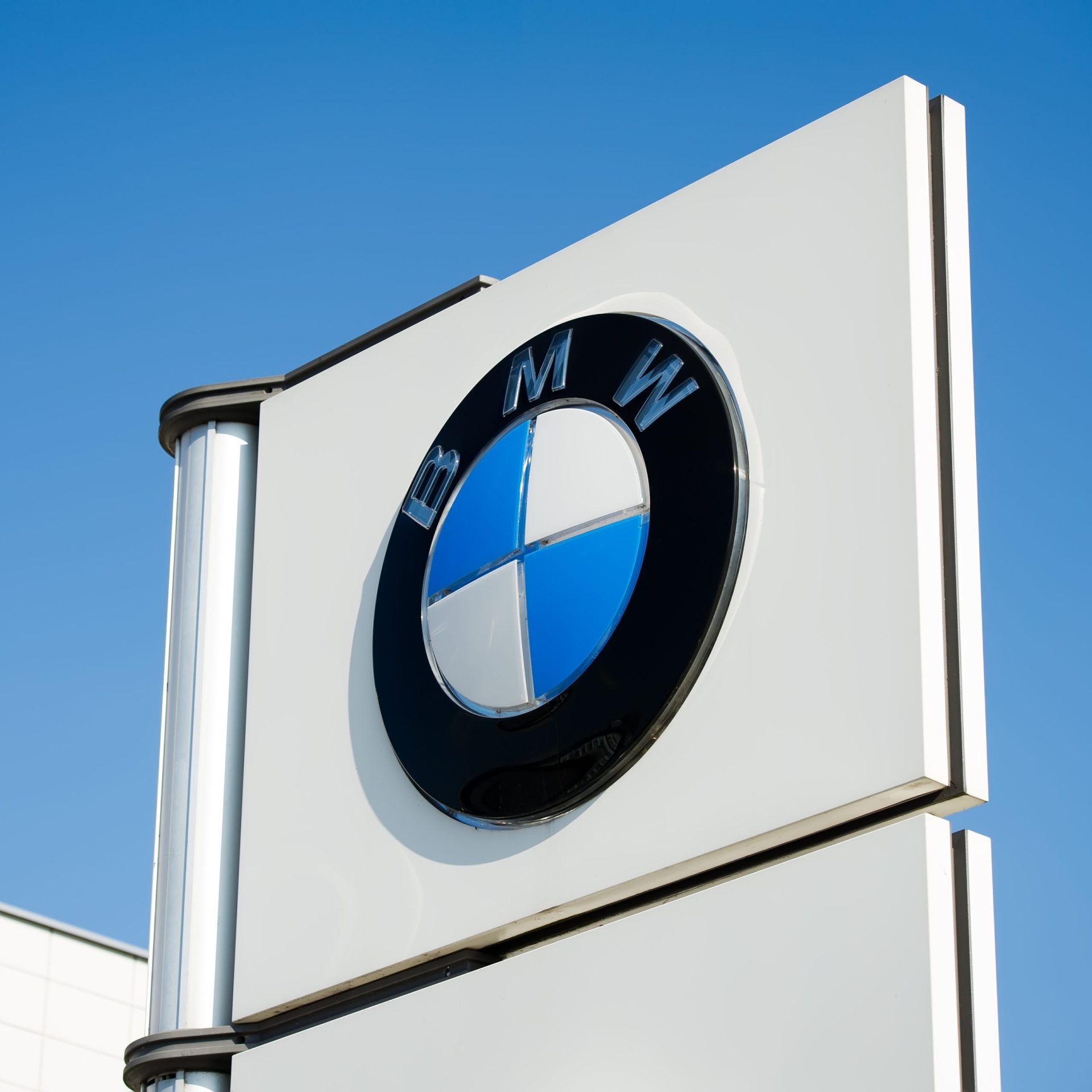 Ações da BMW em queda após suspeitas de que ultrapassa nível de emissões poluentes