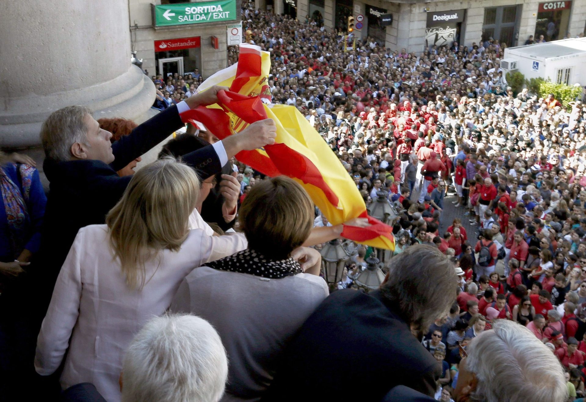 Guerra de bandeiras aquece campanha na Catalunha