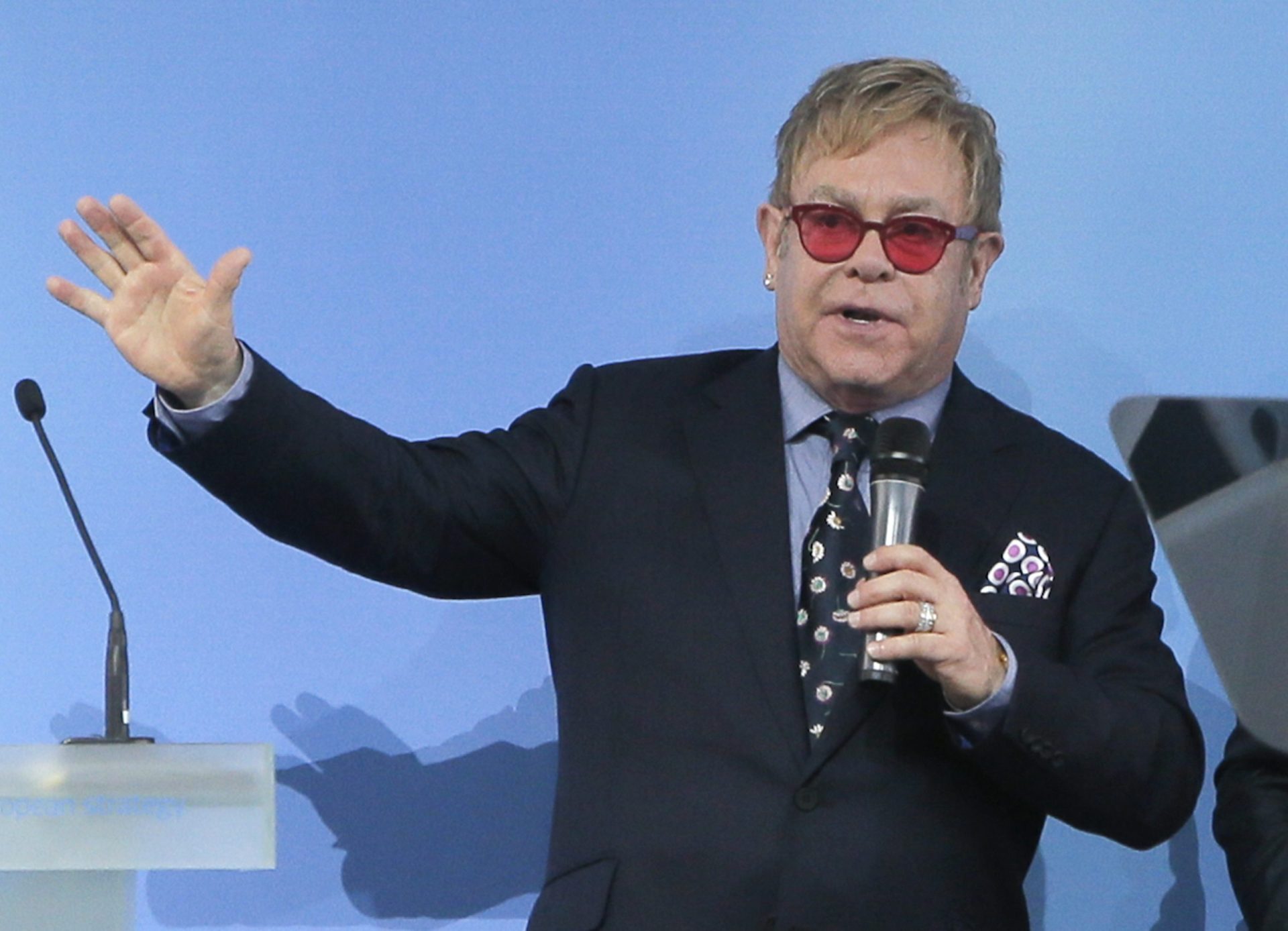 Desta vez é a sério: Putin aceita debater homossexualidade com Elton John